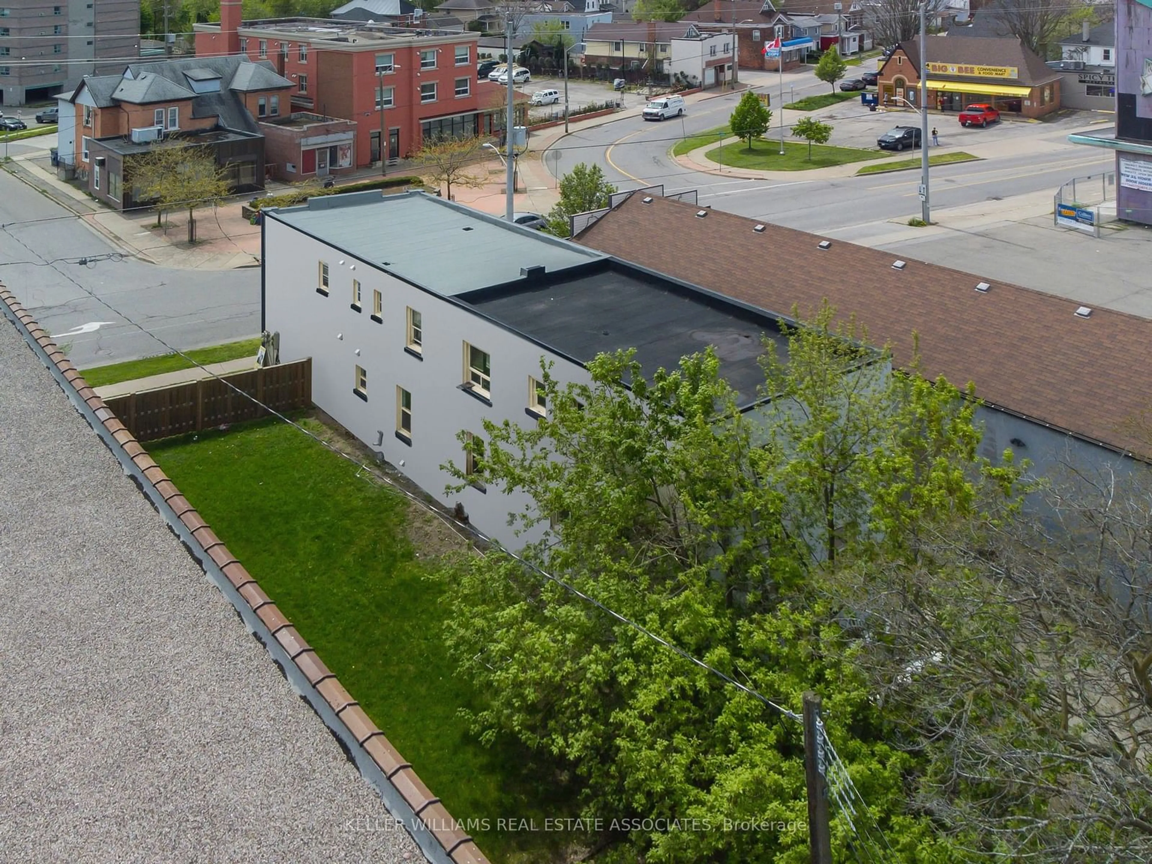 A pic from outside/outdoor area/front of a property/back of a property/a pic from drone, unknown for 237 Church St, St. Catharines Ontario L2R 3E8