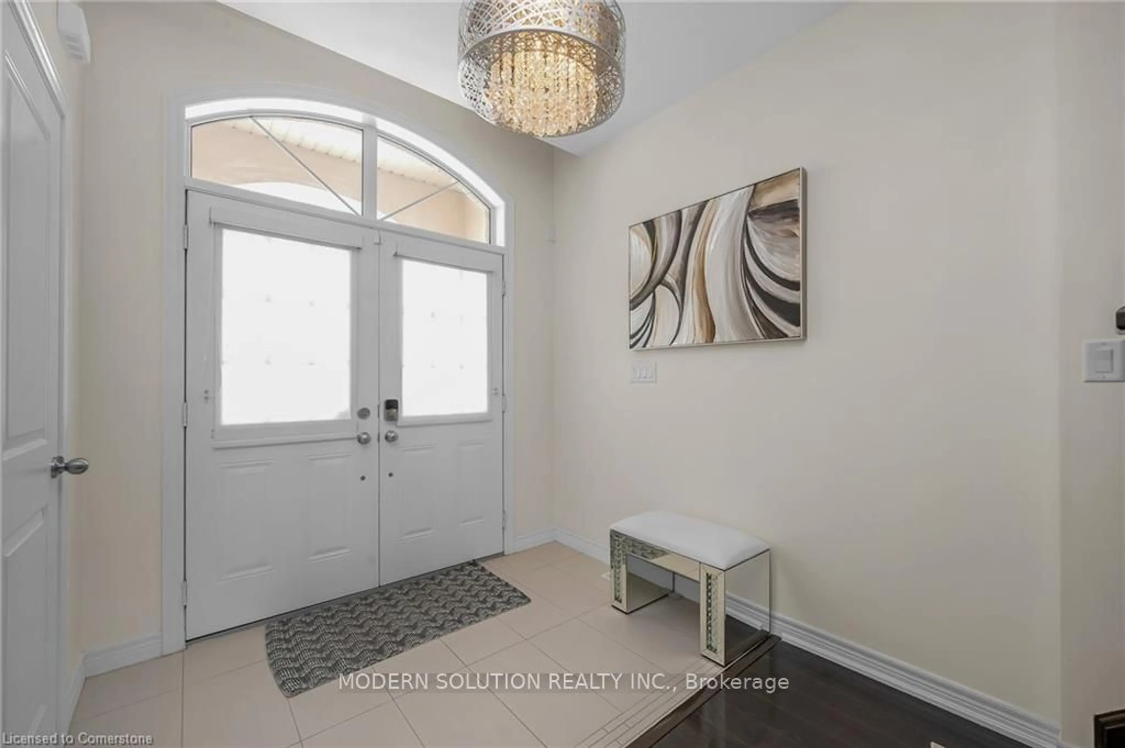 Indoor entryway for 142 IRWIN Ave, Hamilton Ontario L9K 0E9