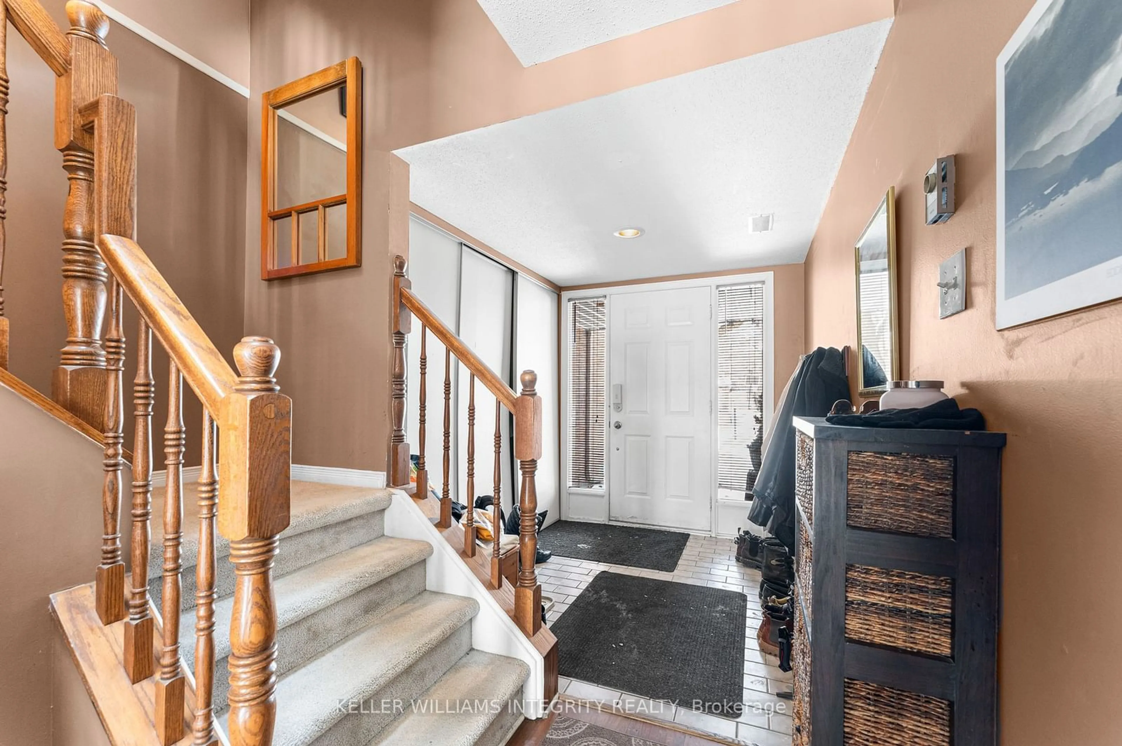 Indoor foyer for 6 Mannington Crt, Barrhaven Ontario K2J 4A1