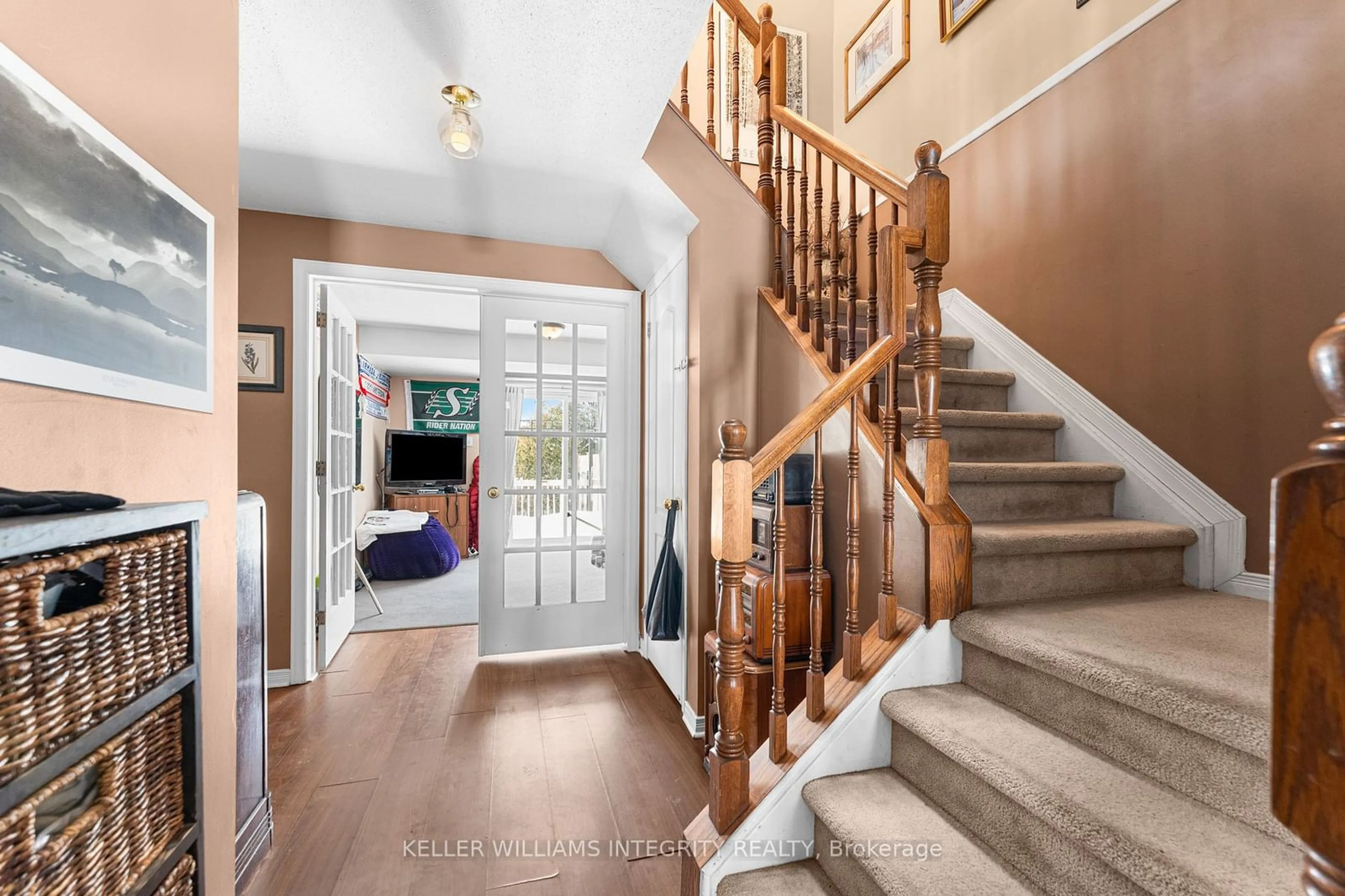 Indoor entryway for 6 Mannington Crt, Barrhaven Ontario K2J 4A1