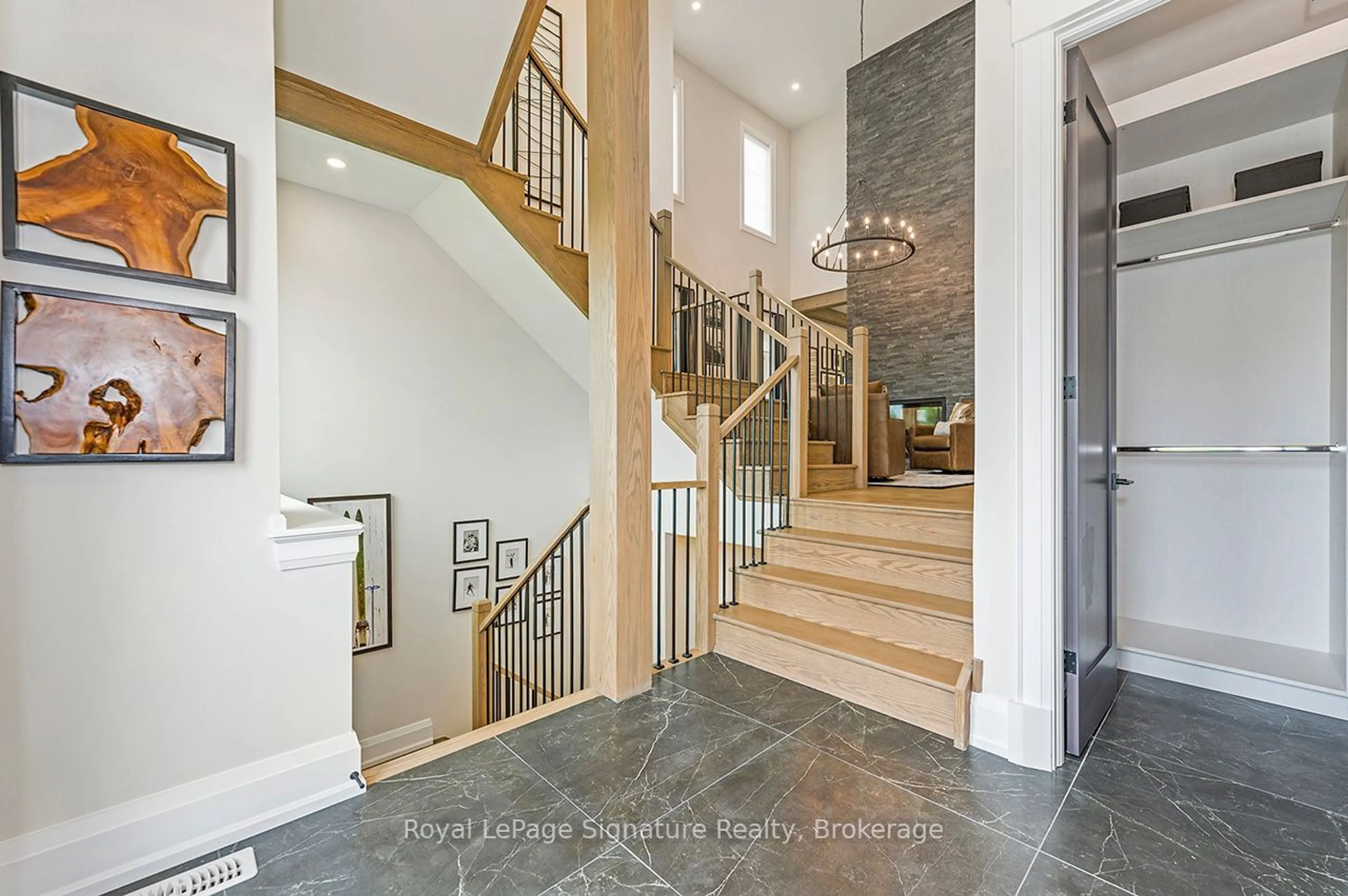 Indoor entryway for 106 Dorothy Dr, Blue Mountains Ontario N0H 1J0