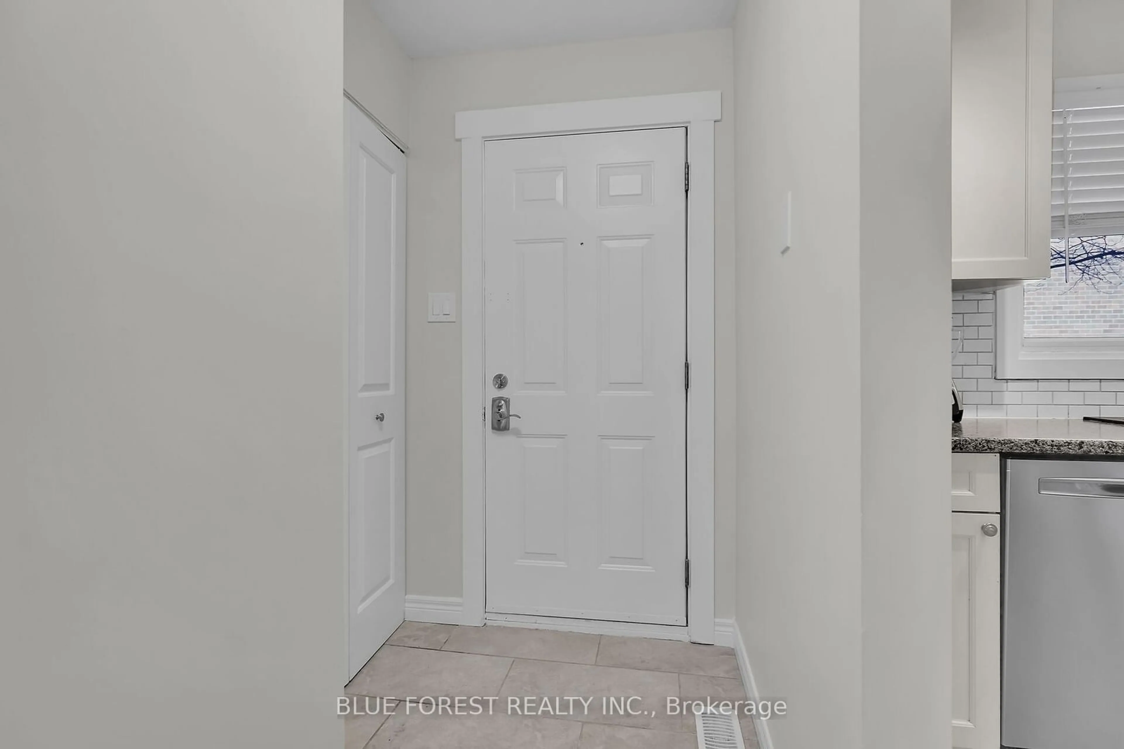 Indoor entryway for 605 Griffith St #20, London Ontario N6K 2S5