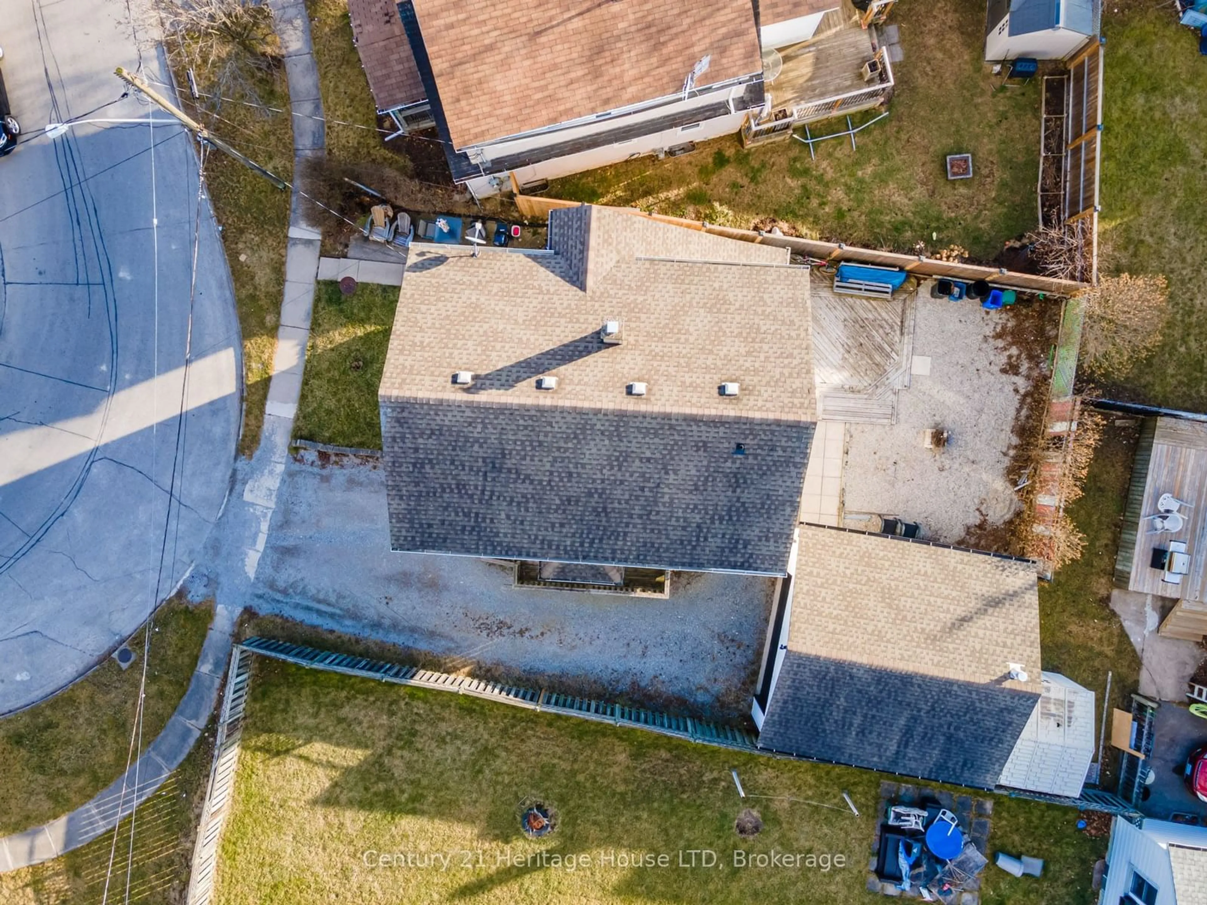 A pic from outside/outdoor area/front of a property/back of a property/a pic from drone, street for 24 Union St, St. Catharines Ontario L2S 2R2