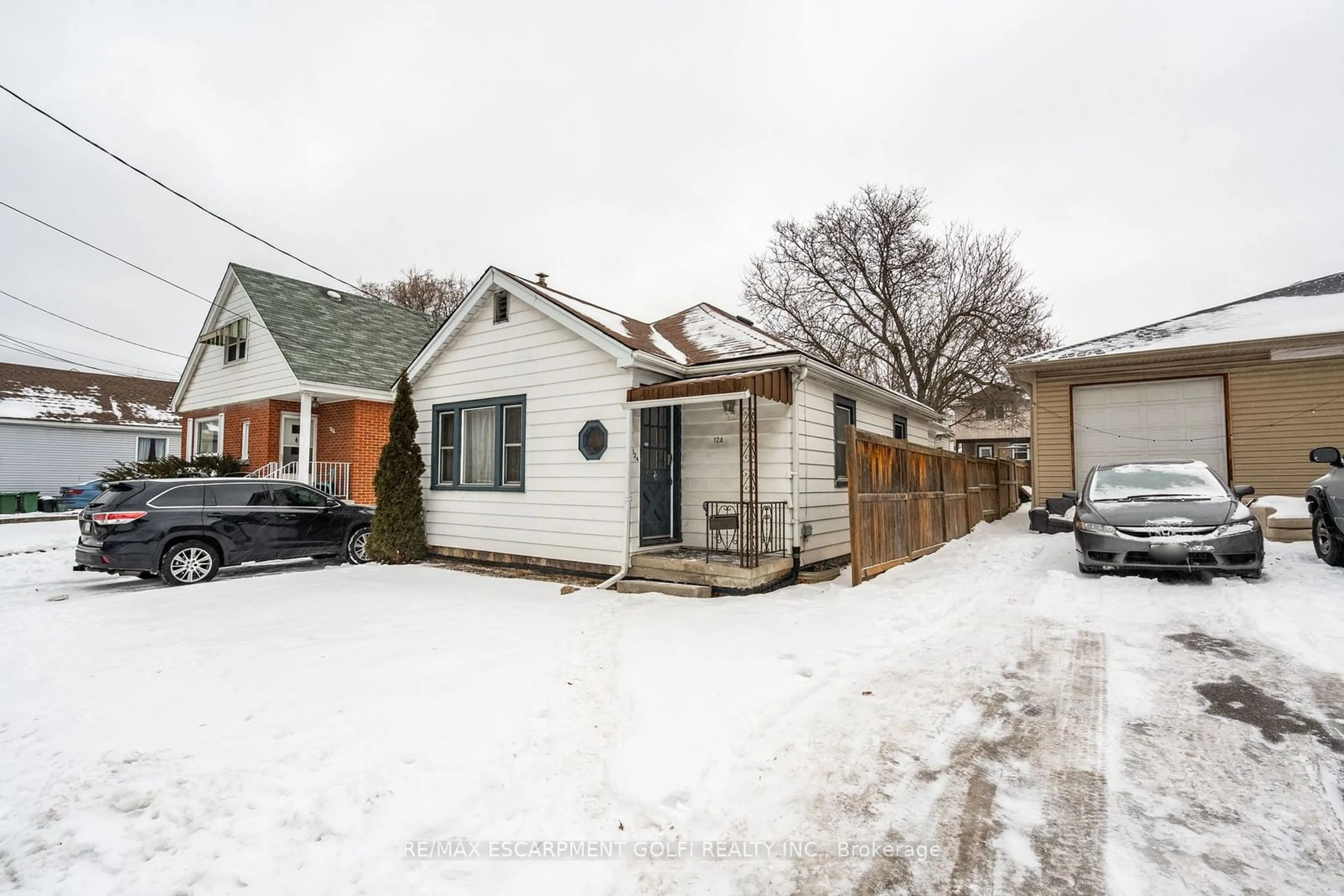 A pic from outside/outdoor area/front of a property/back of a property/a pic from drone, street for 124 WHITNEY Ave, Hamilton Ontario L8S 2G7