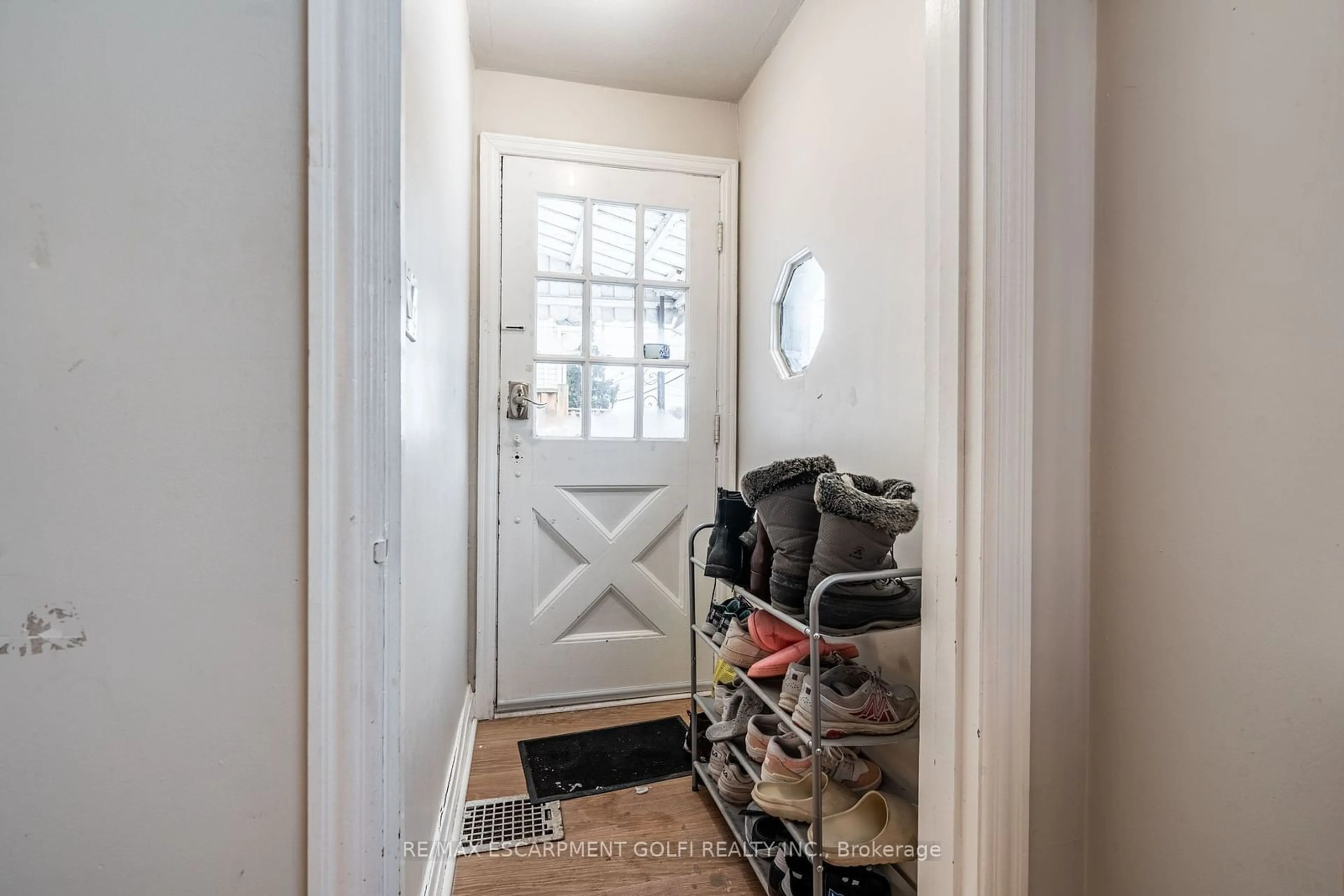 Indoor entryway for 124 WHITNEY Ave, Hamilton Ontario L8S 2G7