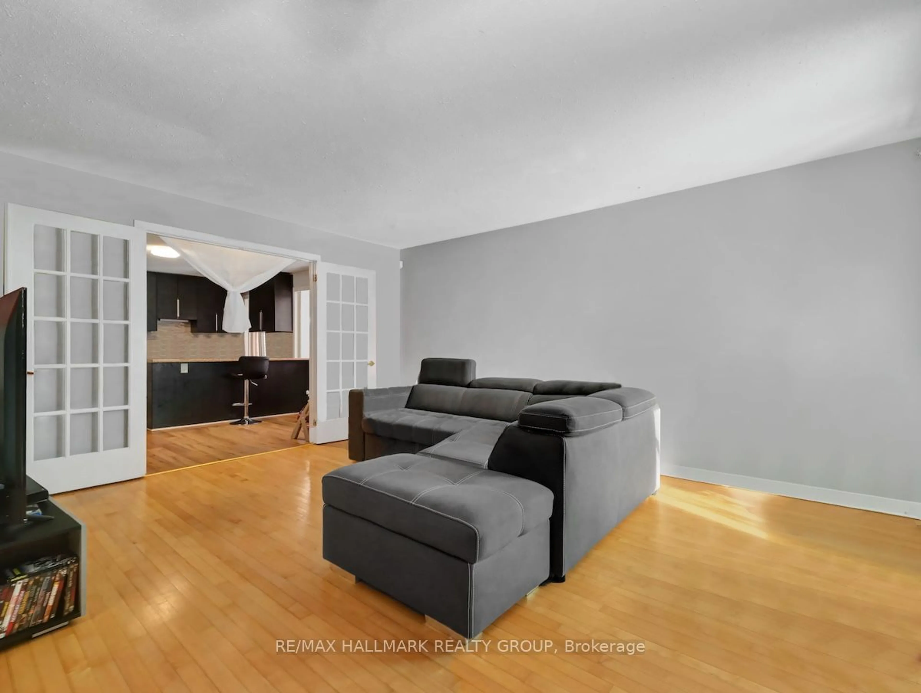 Living room with furniture, unknown for 375 St. Denis St, Vanier and Kingsview Park Ontario K1L 5H8