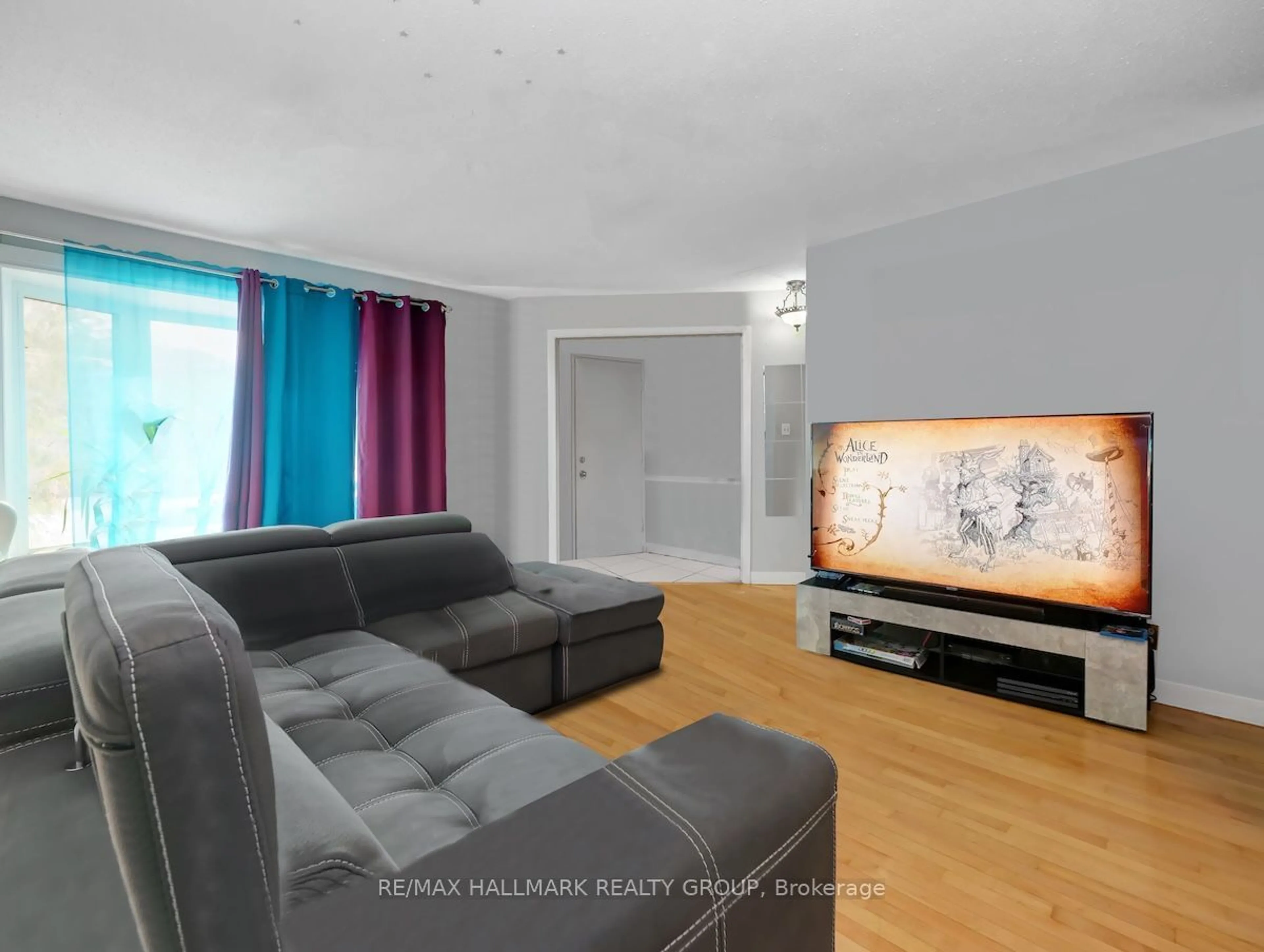 Living room with furniture, wood/laminate floor for 375 St. Denis St, Vanier and Kingsview Park Ontario K1L 5H8