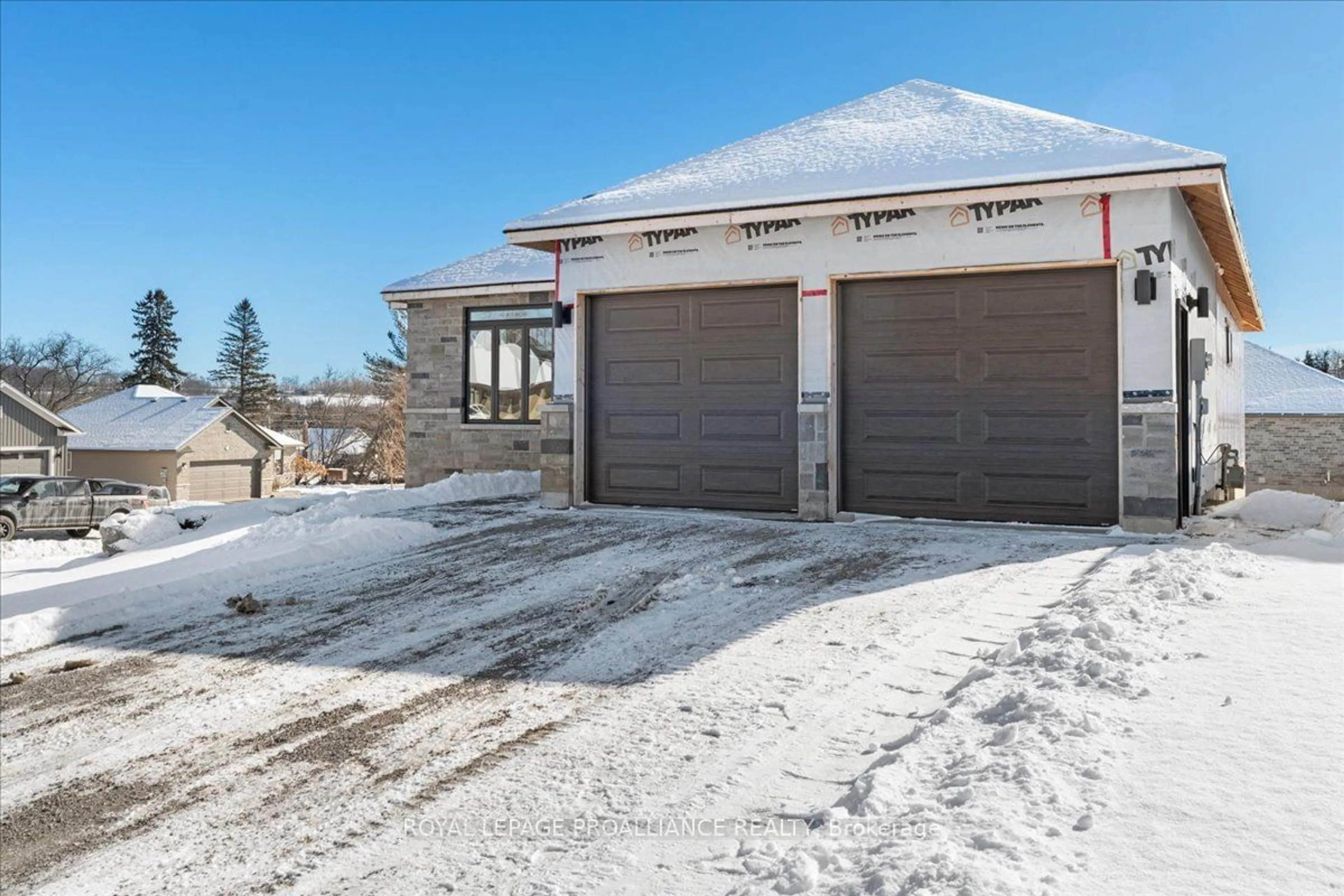 Indoor garage for 47 Rosewood Dr, Quinte West Ontario K0K 2C0