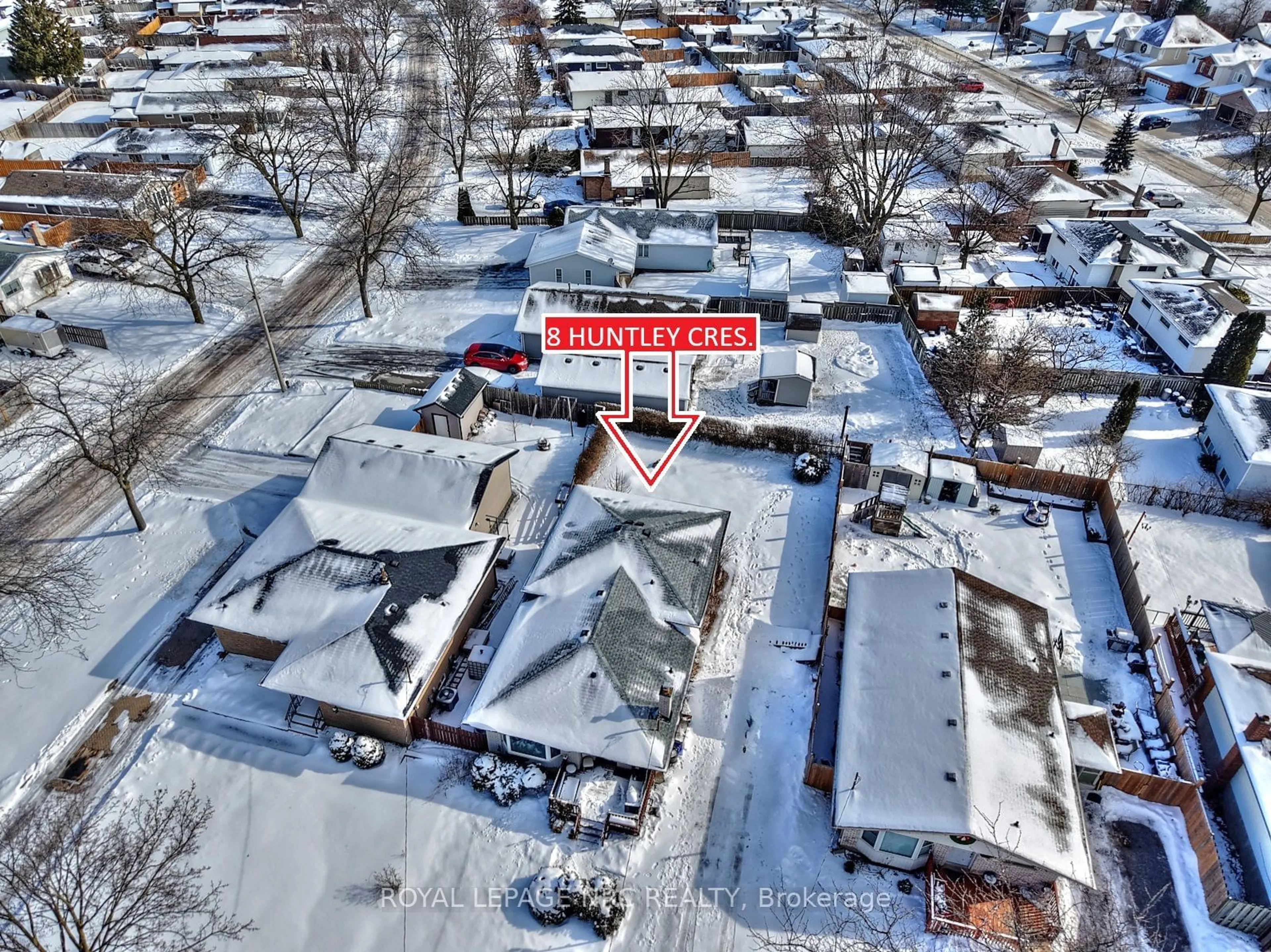 A pic from outside/outdoor area/front of a property/back of a property/a pic from drone, street for 8 Huntley Cres, St. Catharines Ontario L2M 6E6