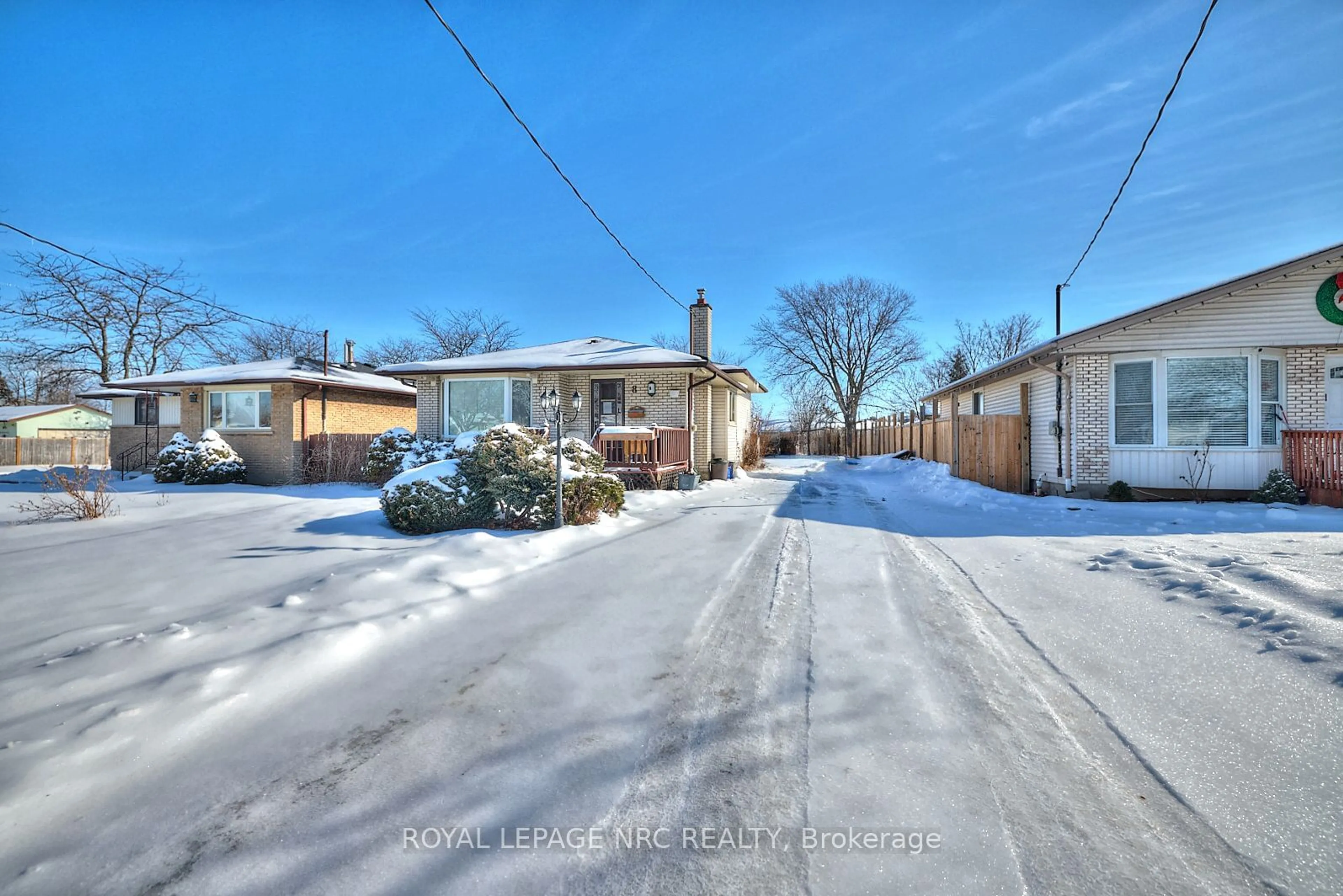 A pic from outside/outdoor area/front of a property/back of a property/a pic from drone, street for 8 Huntley Cres, St. Catharines Ontario L2M 6E6