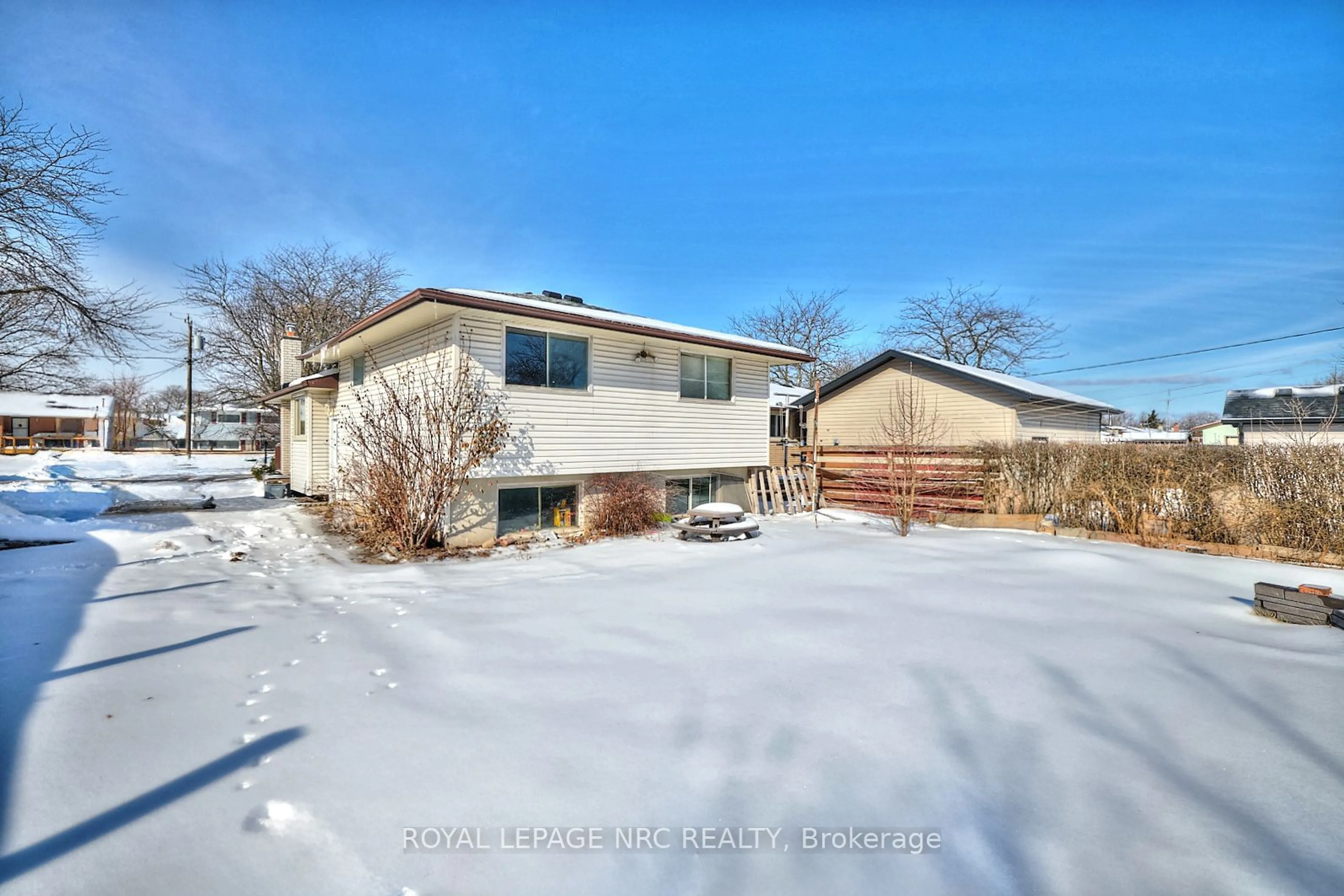 A pic from outside/outdoor area/front of a property/back of a property/a pic from drone, unknown for 8 Huntley Cres, St. Catharines Ontario L2M 6E6