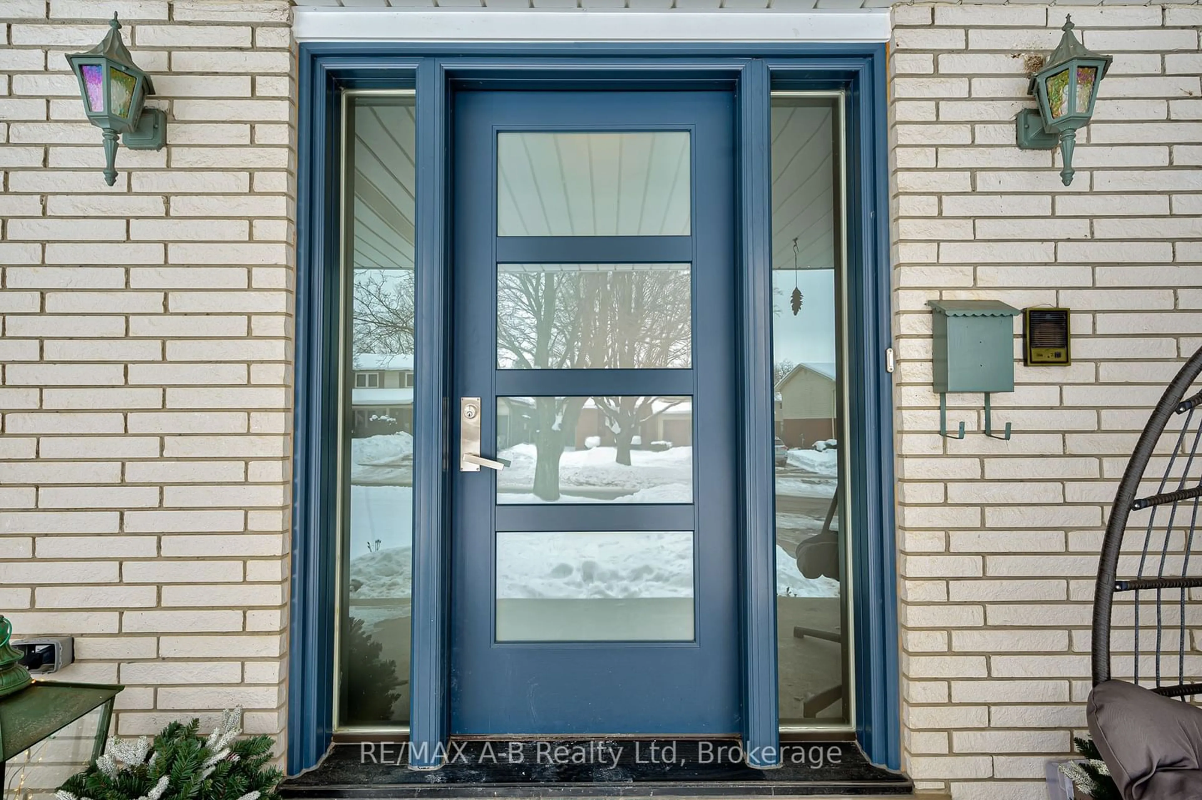 Indoor entryway for 98 Mccarron Cres, Waterloo Ontario N2L 5N2