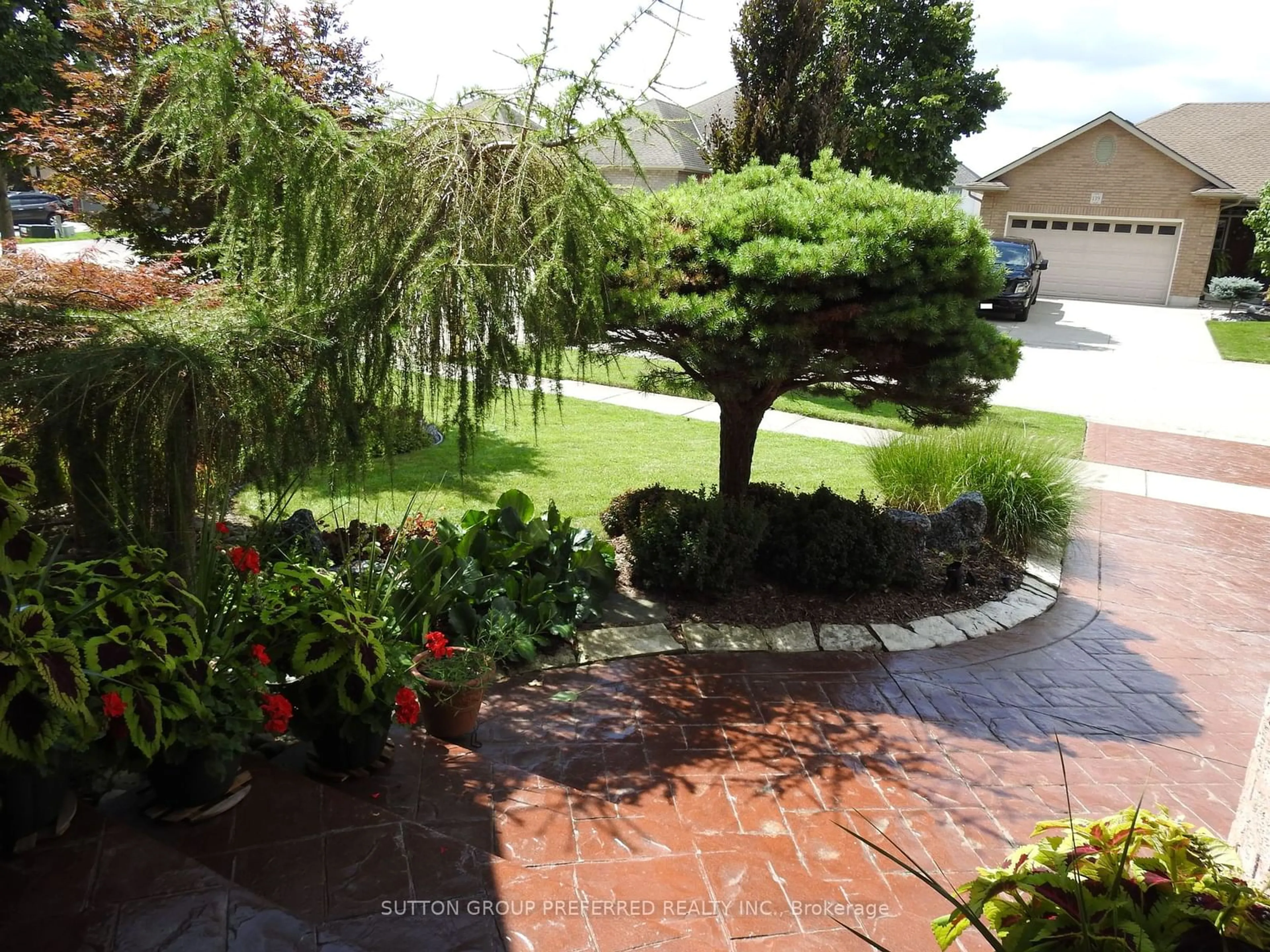 Patio, street for 138 Eastview Ave, Woodstock Ontario N4T 1W1