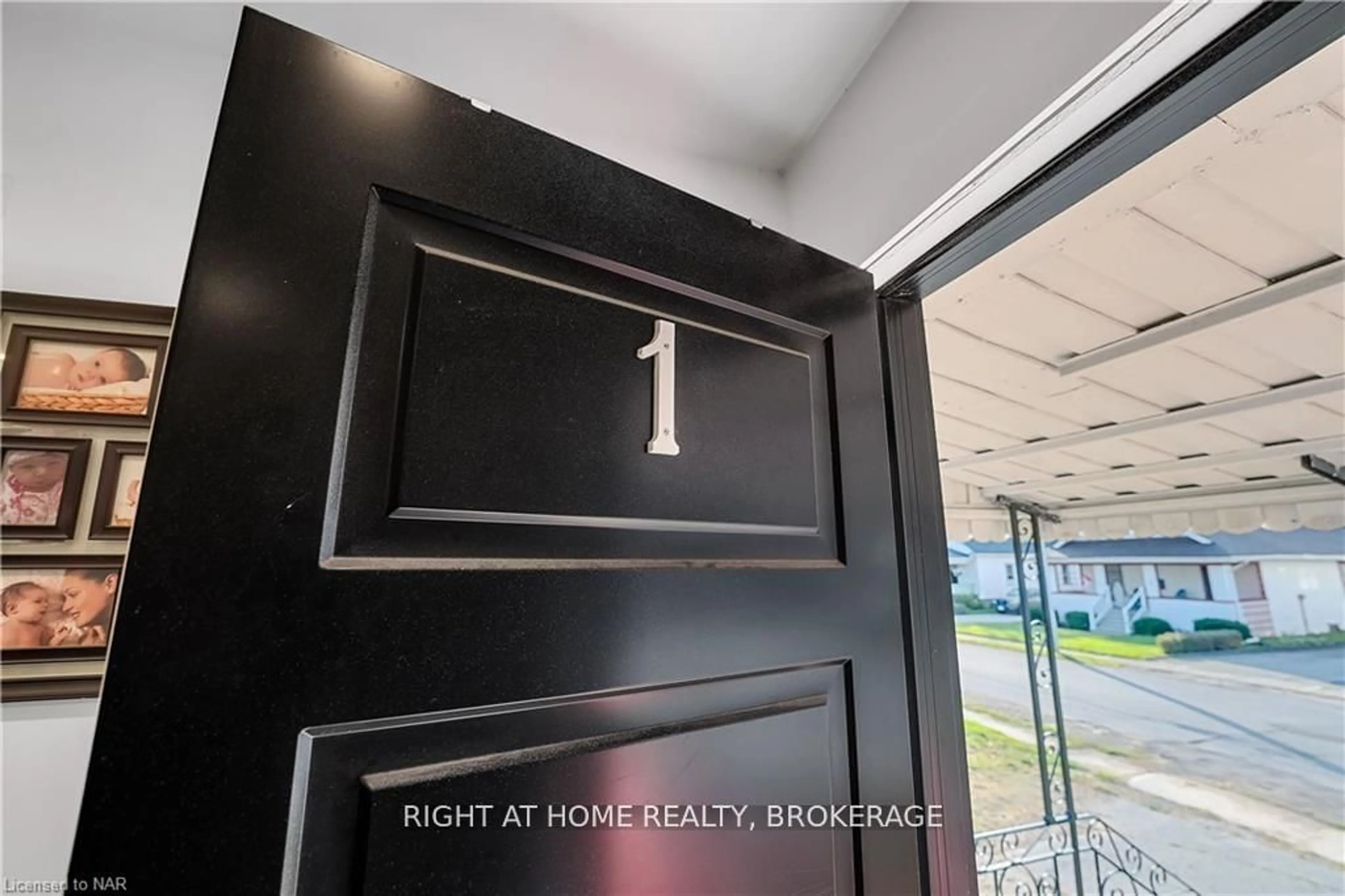 Indoor entryway for 6437 BARKER St, Niagara Falls Ontario L2G 1Y6
