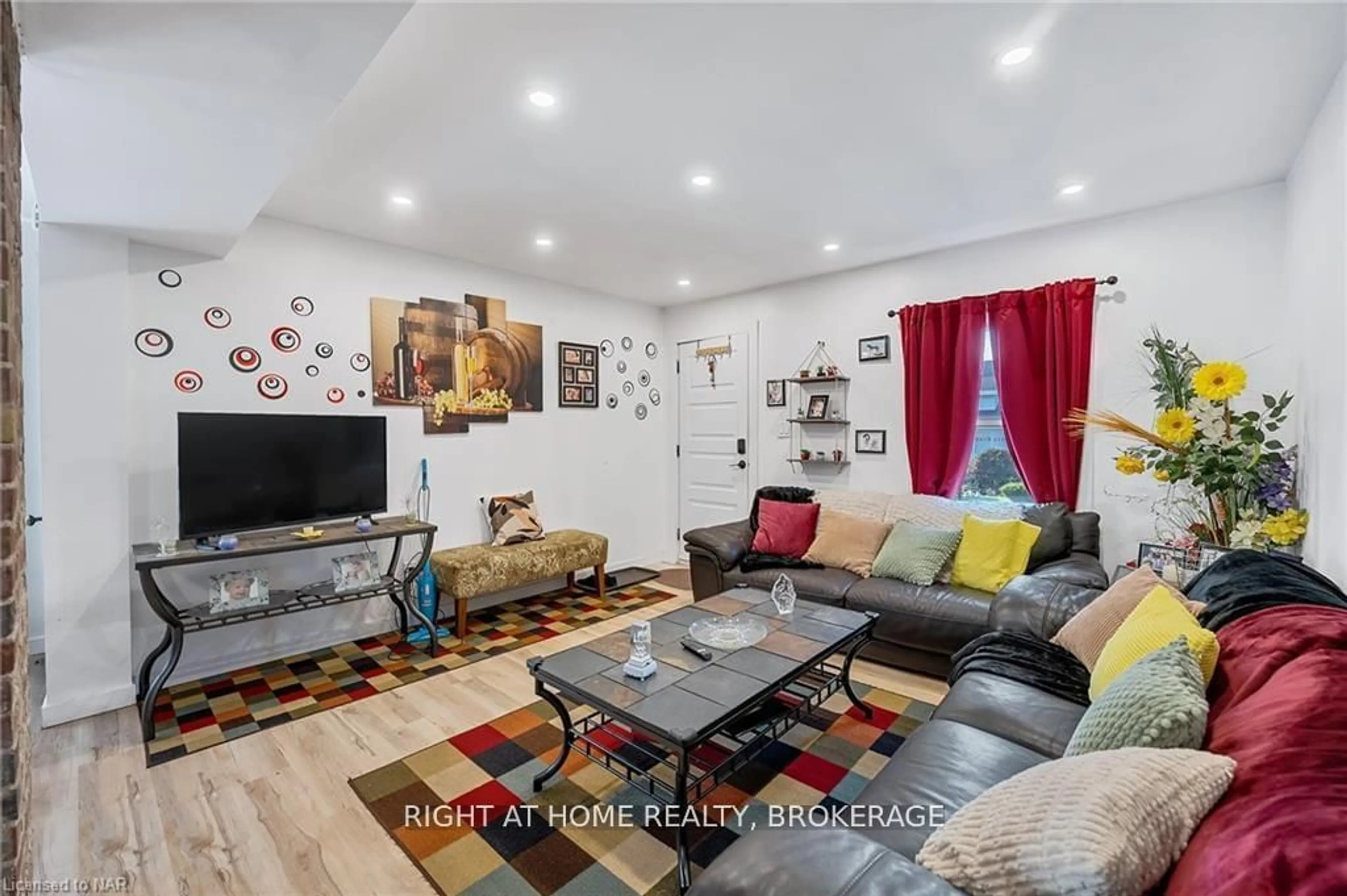 Living room with furniture, unknown for 6437 BARKER St, Niagara Falls Ontario L2G 1Y6