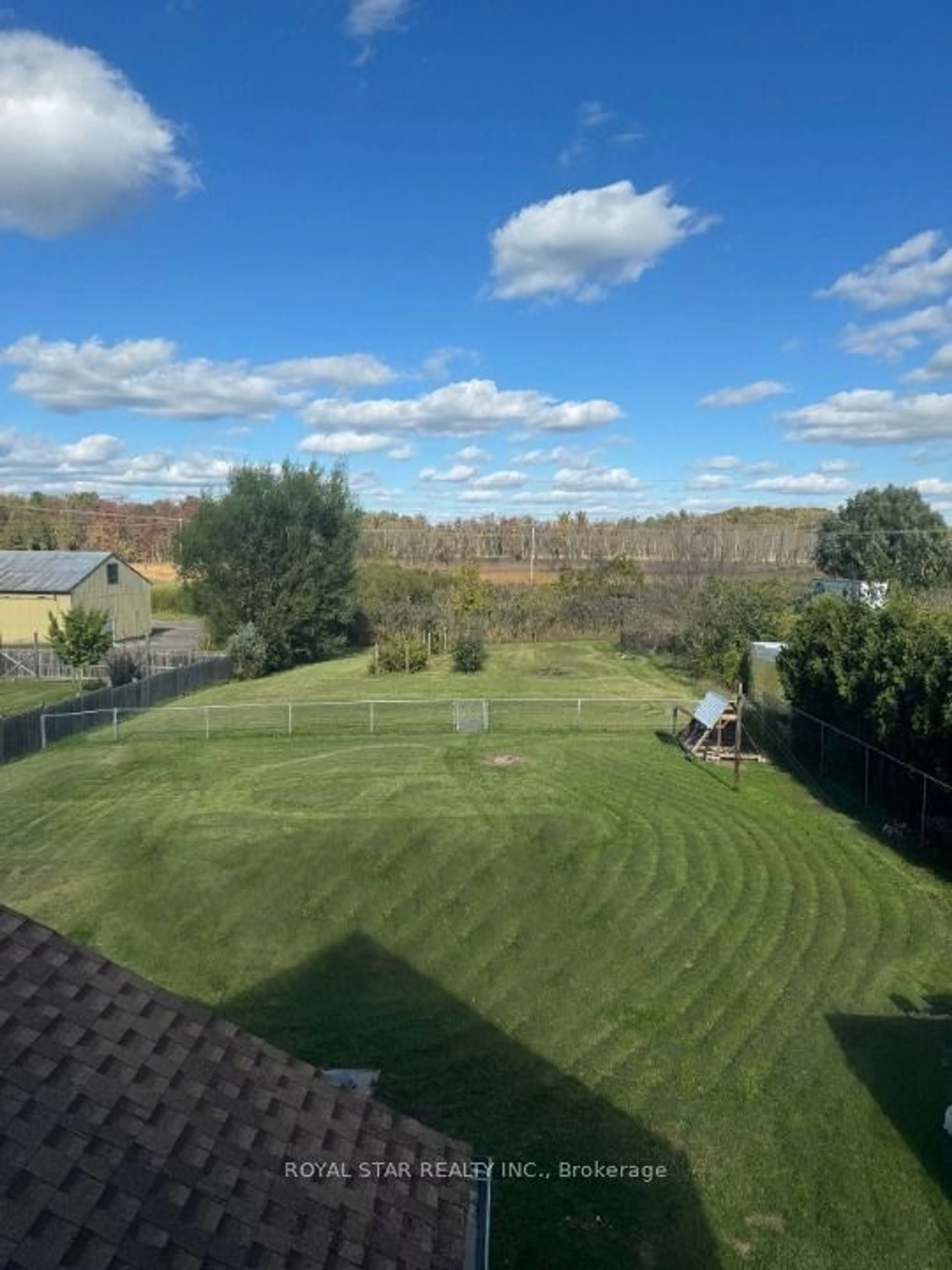 A pic from outside/outdoor area/front of a property/back of a property/a pic from drone, unknown for 240 Freelton Rd, Hamilton Ontario L8B 0Z5