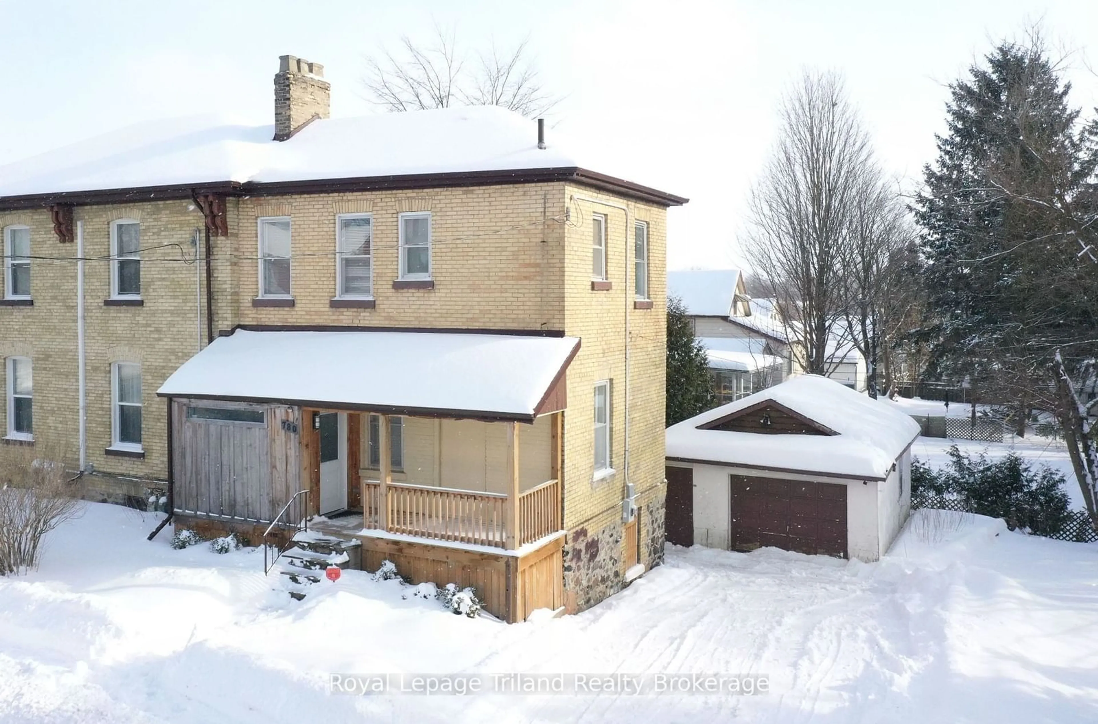 A pic from outside/outdoor area/front of a property/back of a property/a pic from drone, street for 780 Peel St, Woodstock Ontario N4S 1L7