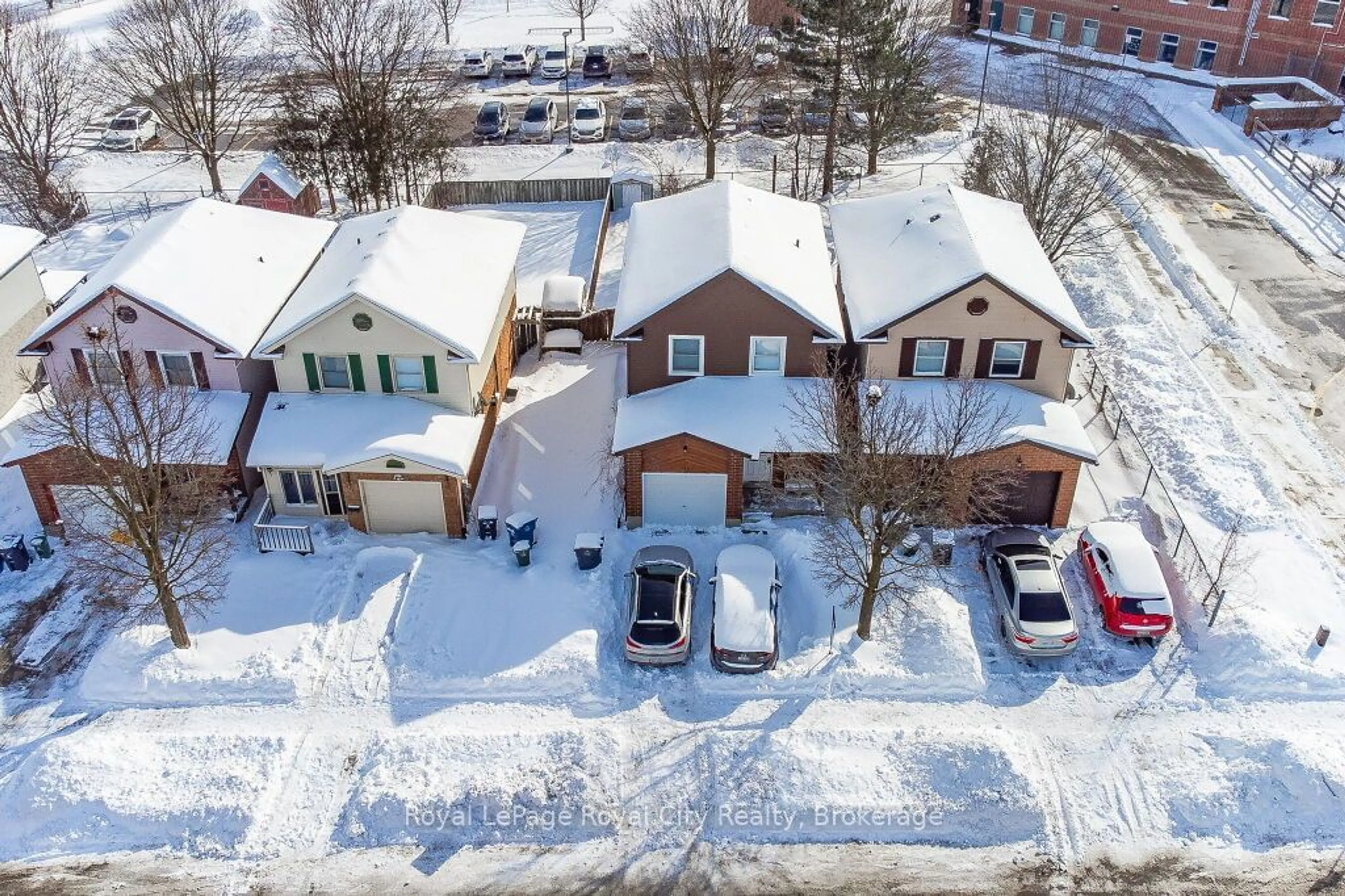 A pic from outside/outdoor area/front of a property/back of a property/a pic from drone, street for 146 Ironwood Rd, Guelph Ontario N1G 3R4