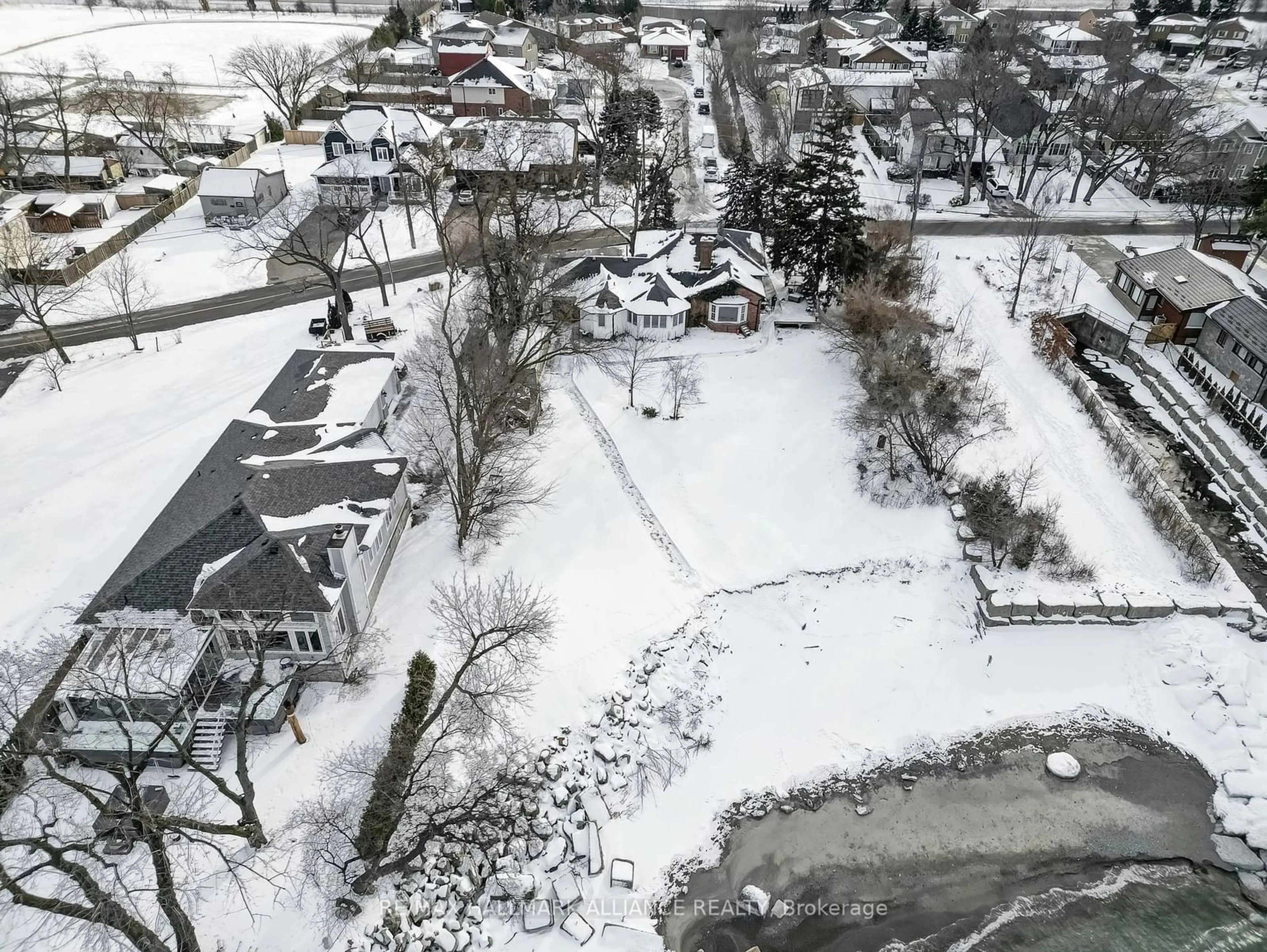 A pic from outside/outdoor area/front of a property/back of a property/a pic from drone, street for 39 Lakeview Dr, Hamilton Ontario L8E 4X2