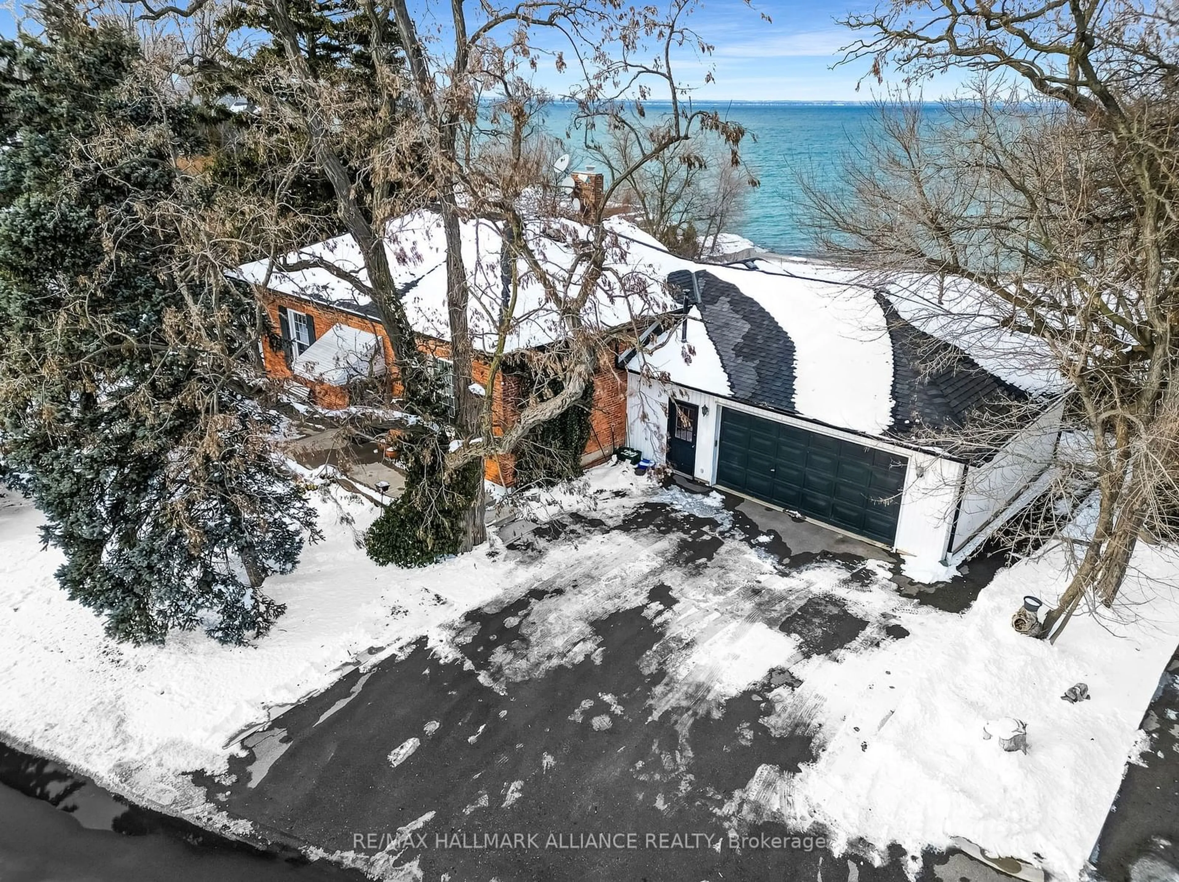 A pic from outside/outdoor area/front of a property/back of a property/a pic from drone, water/lake/river/ocean view for 39 Lakeview Dr, Hamilton Ontario L8E 4X2