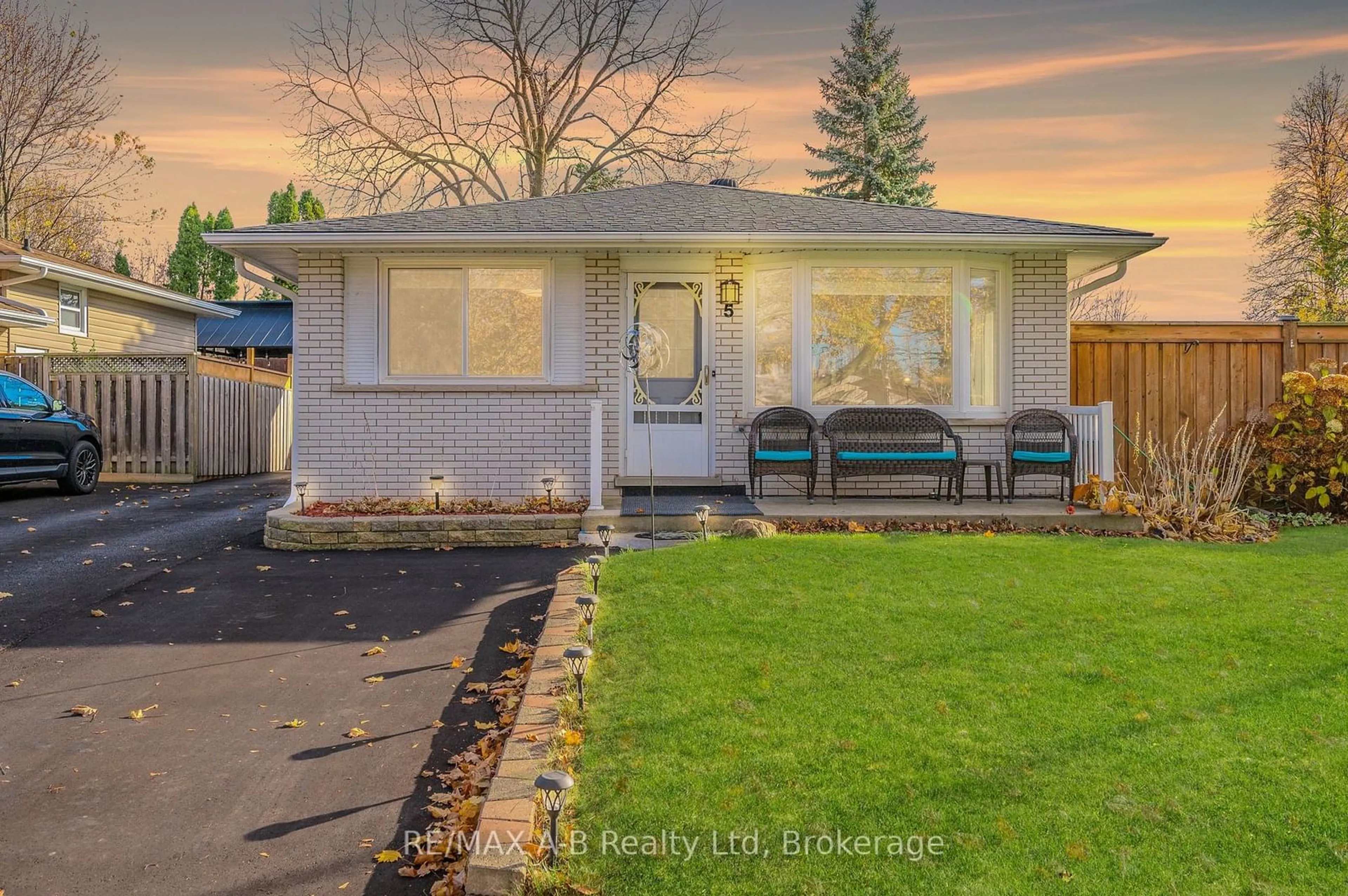 Home with vinyl exterior material, street for 5 Shea Cres, Kitchener Ontario N2E 1E7