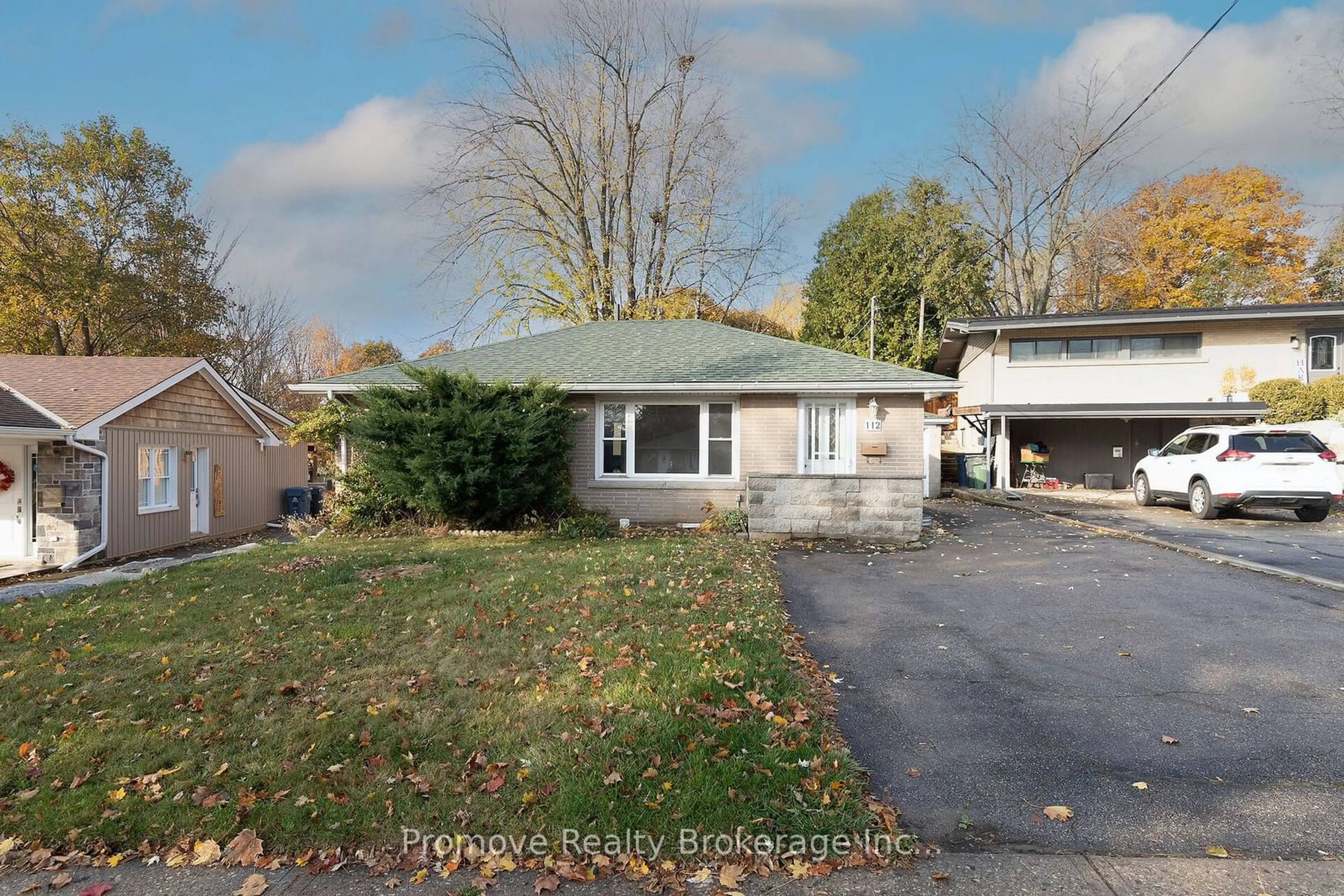 A pic from outside/outdoor area/front of a property/back of a property/a pic from drone, street for 112 Vancouver Dr, Guelph Ontario N1E 2G3