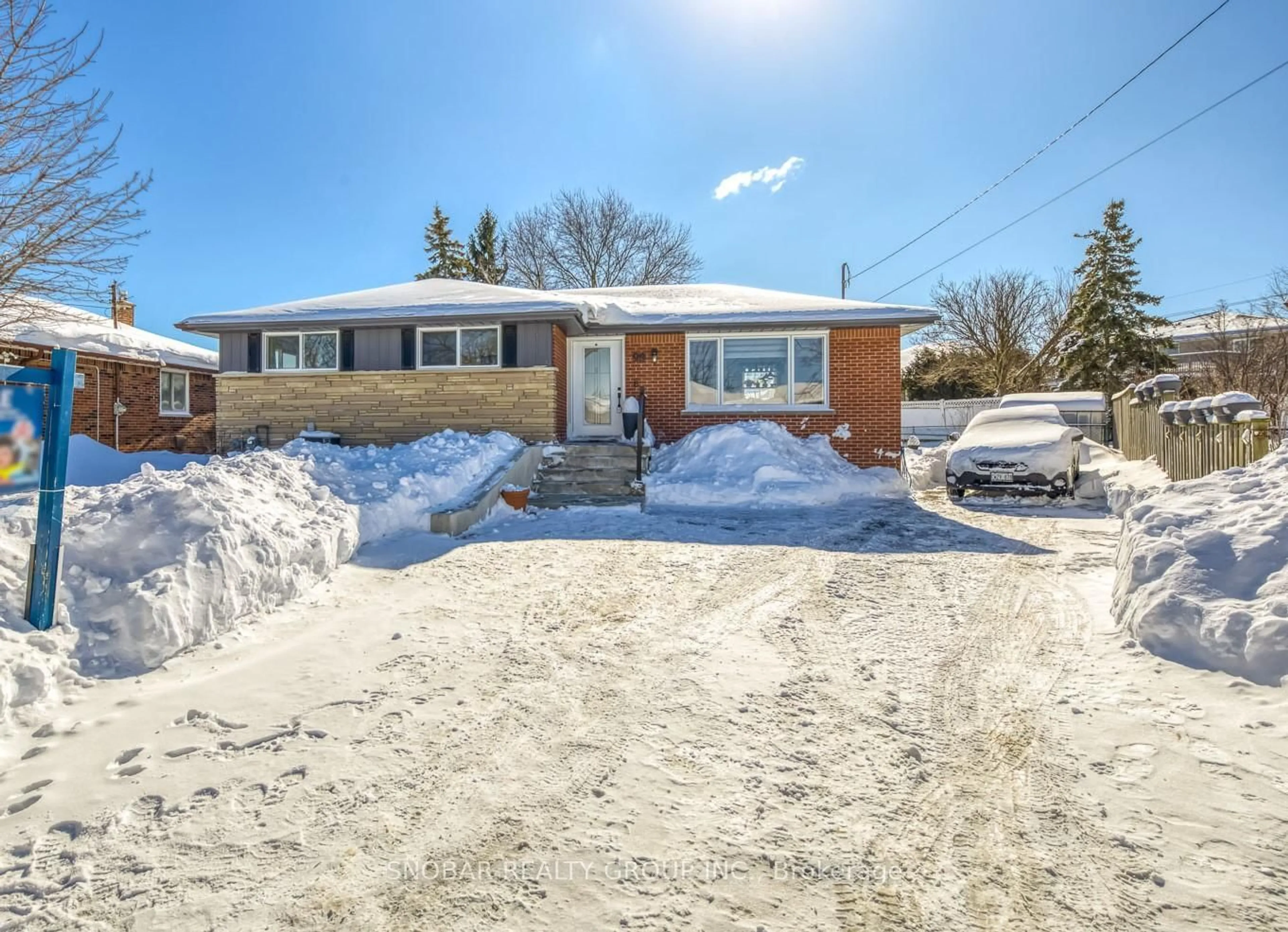 A pic from outside/outdoor area/front of a property/back of a property/a pic from drone, street for 99 Winchester Blvd, Hamilton Ontario L8T 2M9