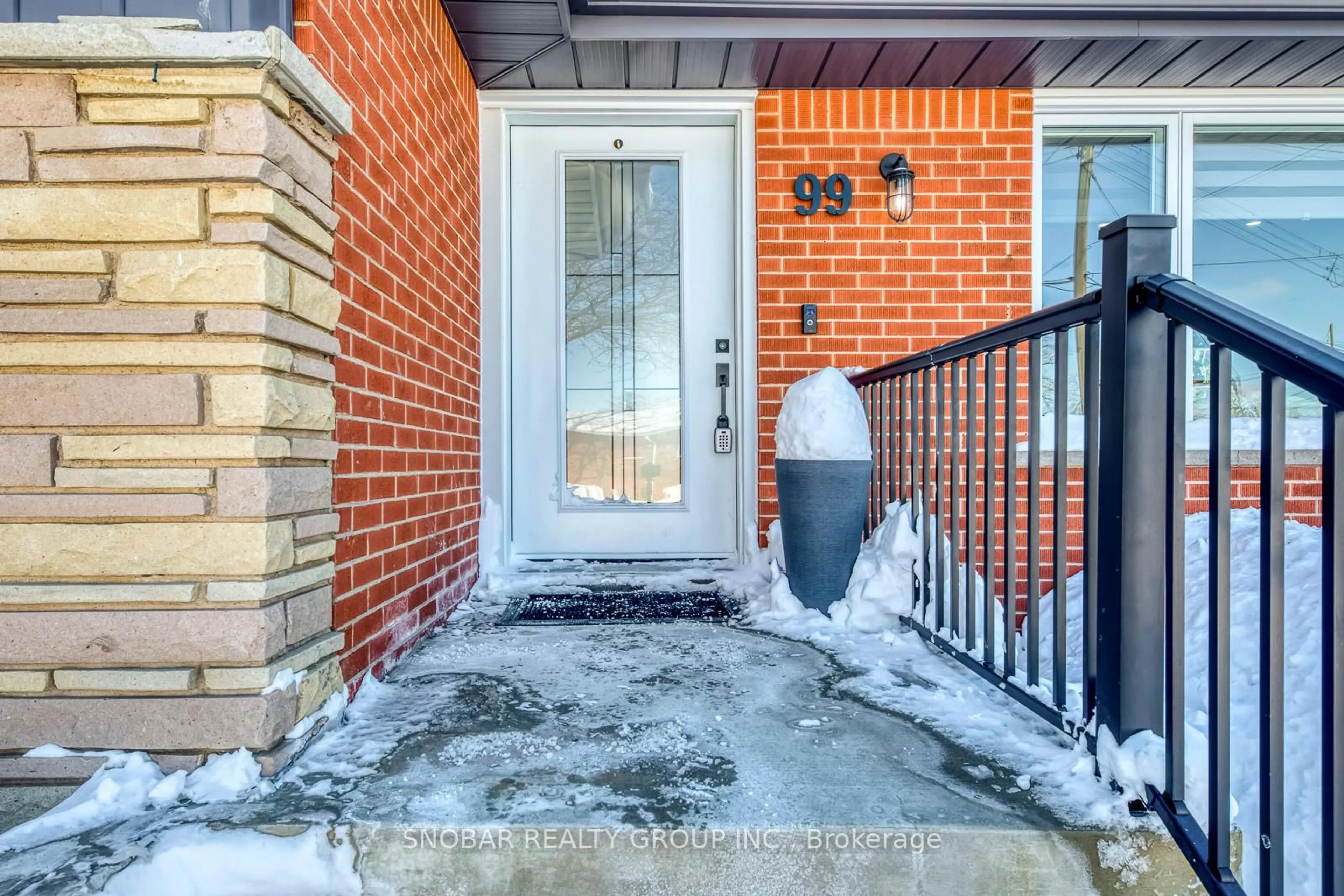 Indoor entryway for 99 Winchester Blvd, Hamilton Ontario L8T 2M9