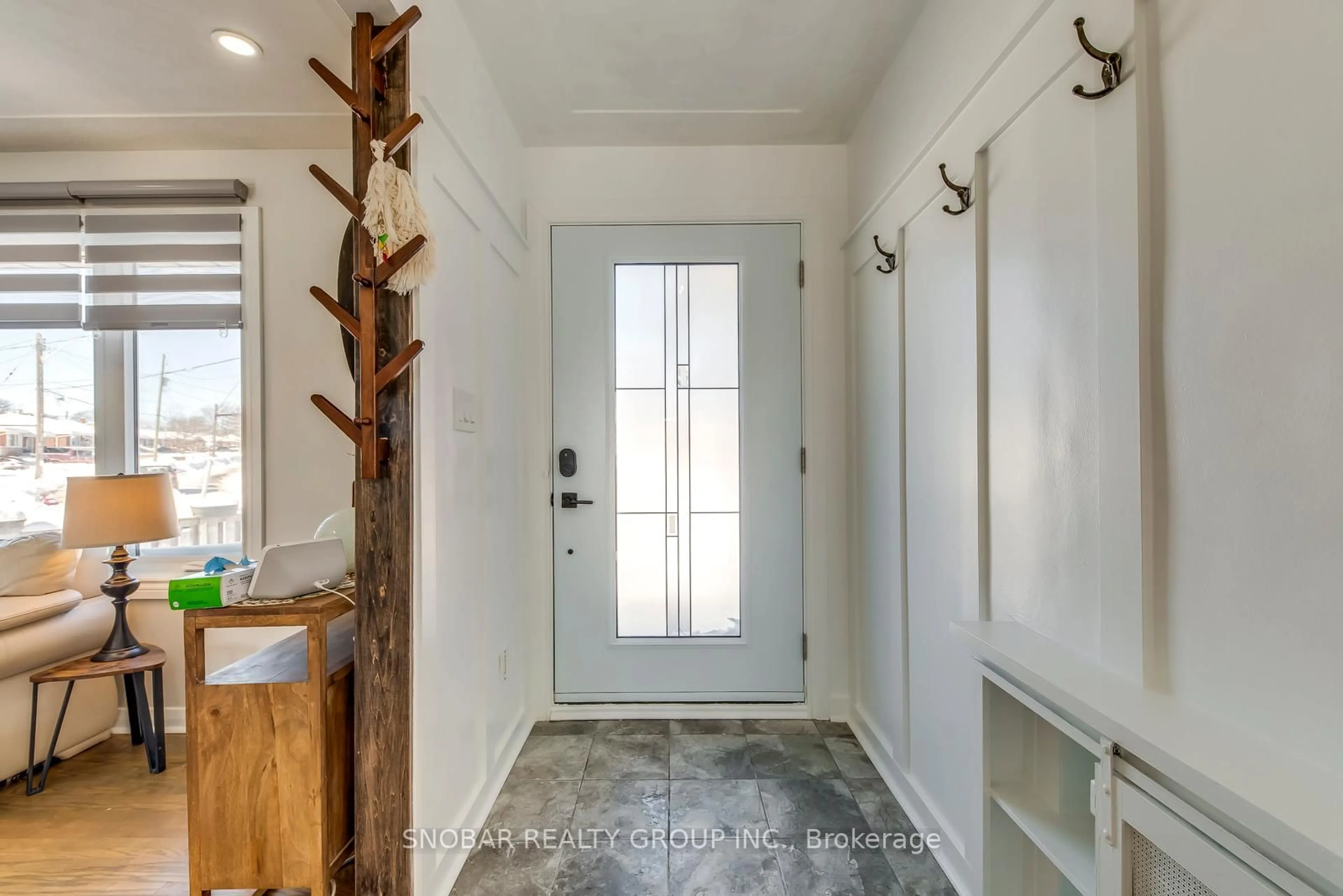 Indoor entryway for 99 Winchester Blvd, Hamilton Ontario L8T 2M9