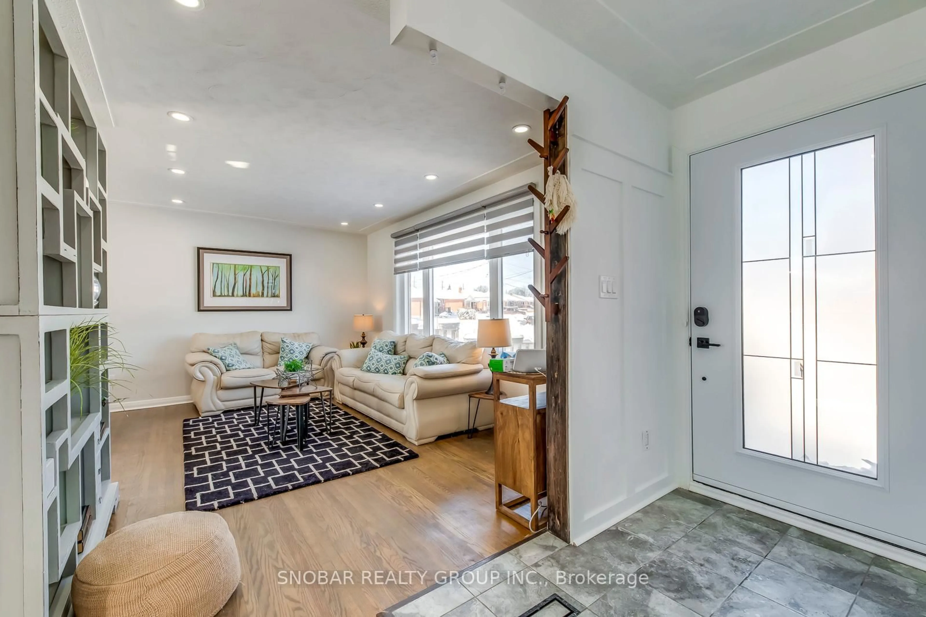 Indoor entryway for 99 Winchester Blvd, Hamilton Ontario L8T 2M9