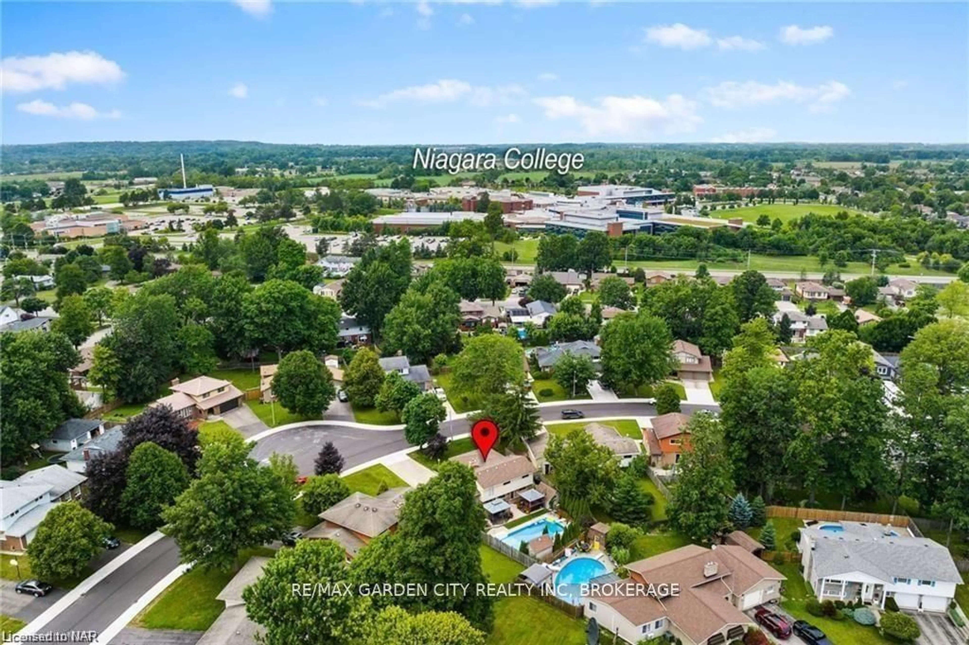 A pic from outside/outdoor area/front of a property/back of a property/a pic from drone, water/lake/river/ocean view for 55 SHERWOOD FOREST Tr, Welland Ontario L3C 5X7