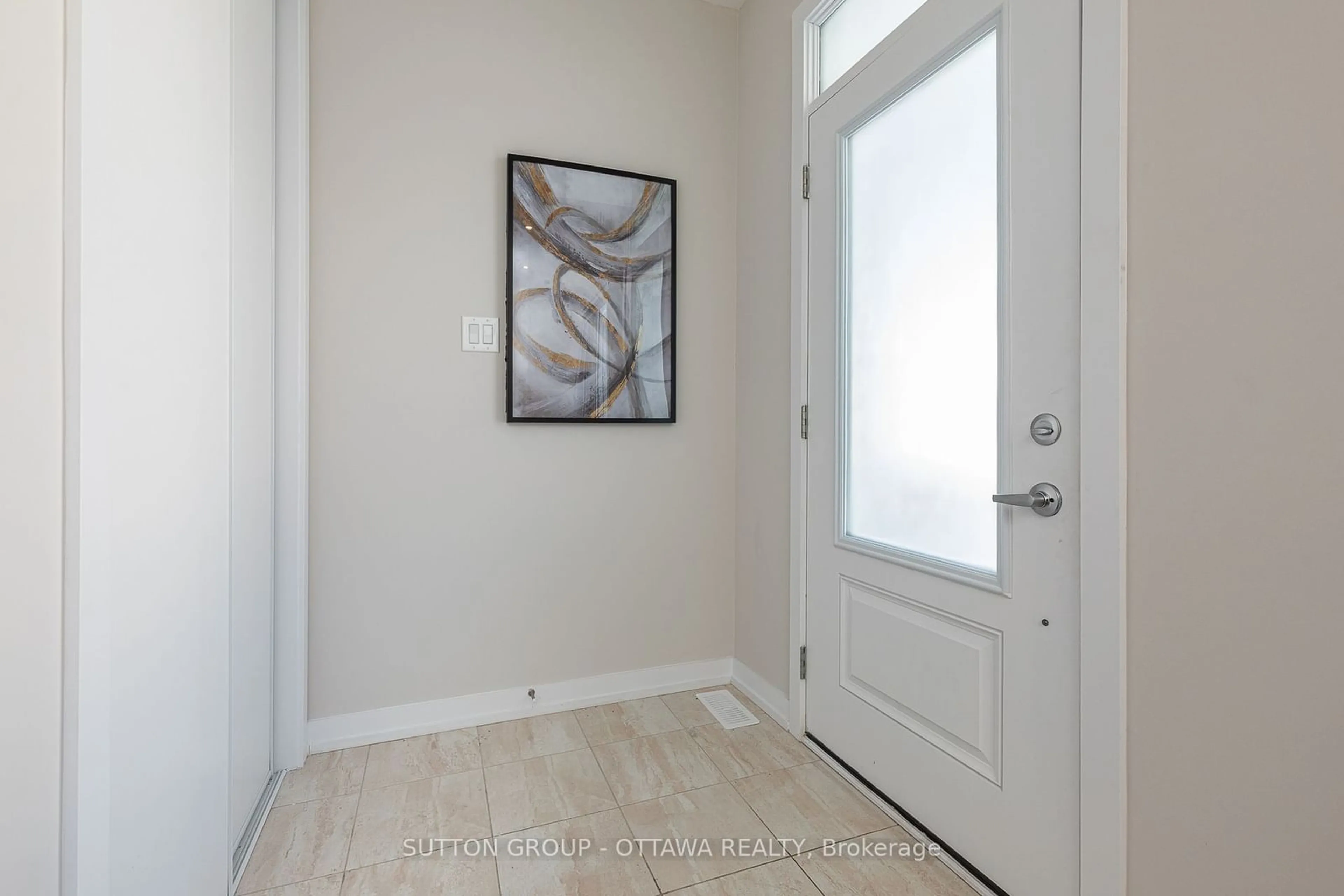 Indoor entryway for 45 Chasing Grve, Richmond Ontario K0A 2Z0