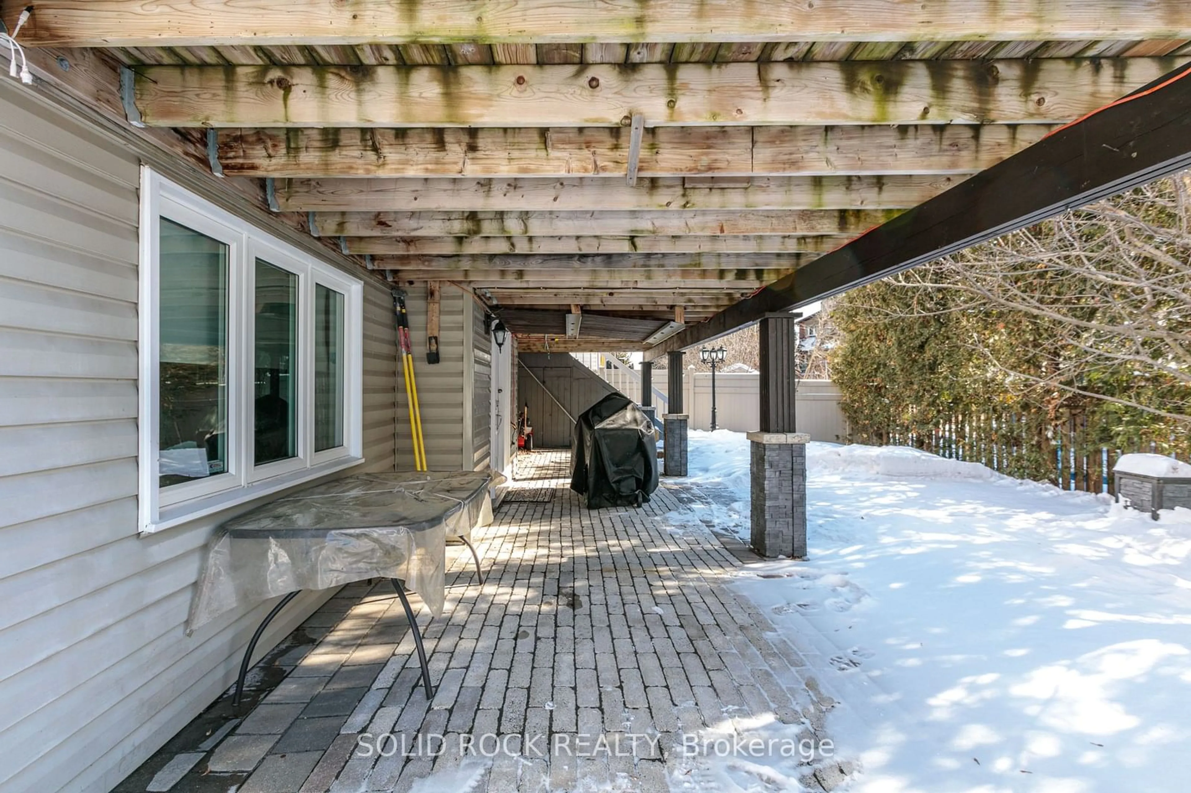 Patio, street for 5723 Kemplane Crt, Blackburn Hamlet Ontario K1W 1B8