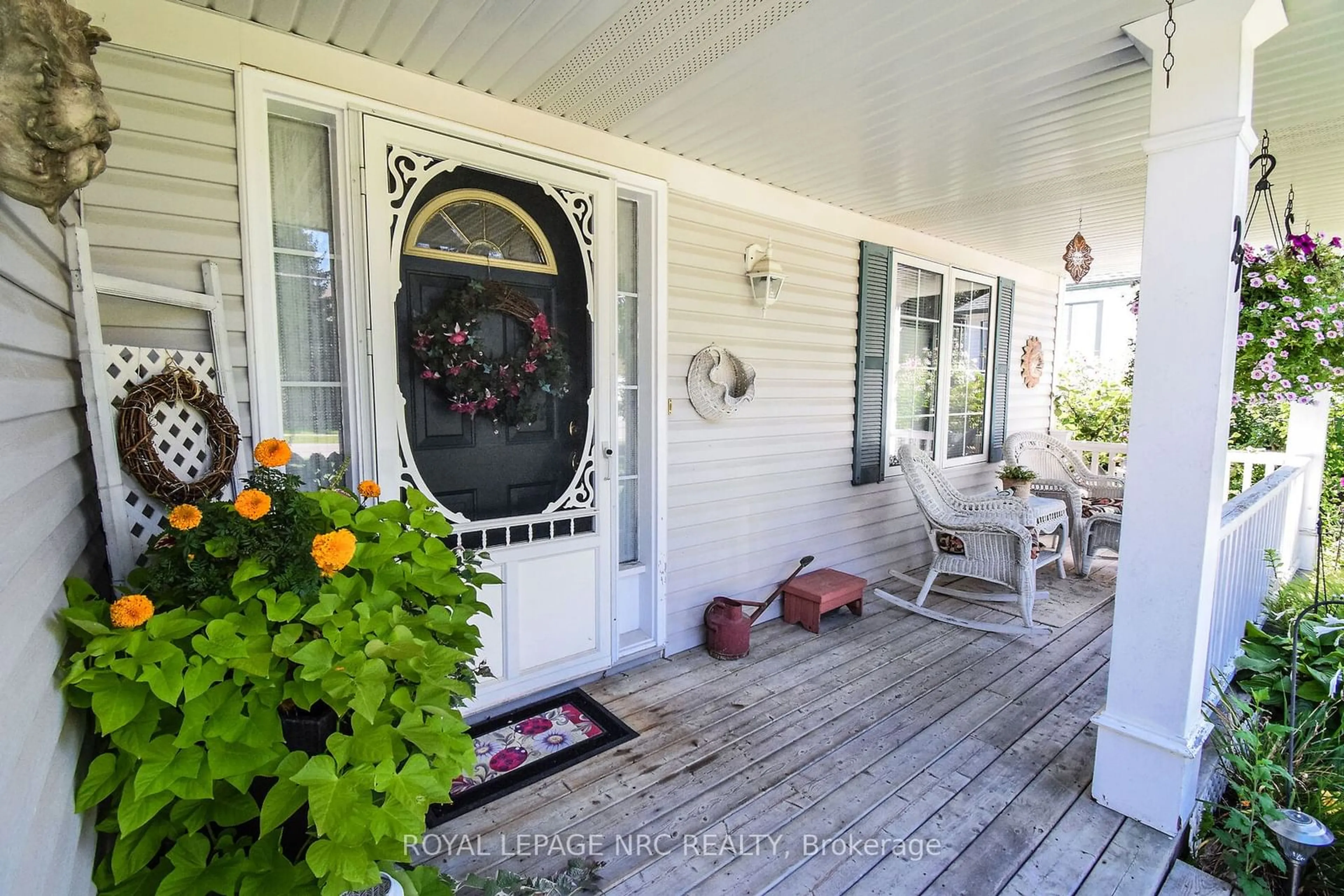 Indoor entryway for 27 Chestnut St, Pelham Ontario L0S 1E3