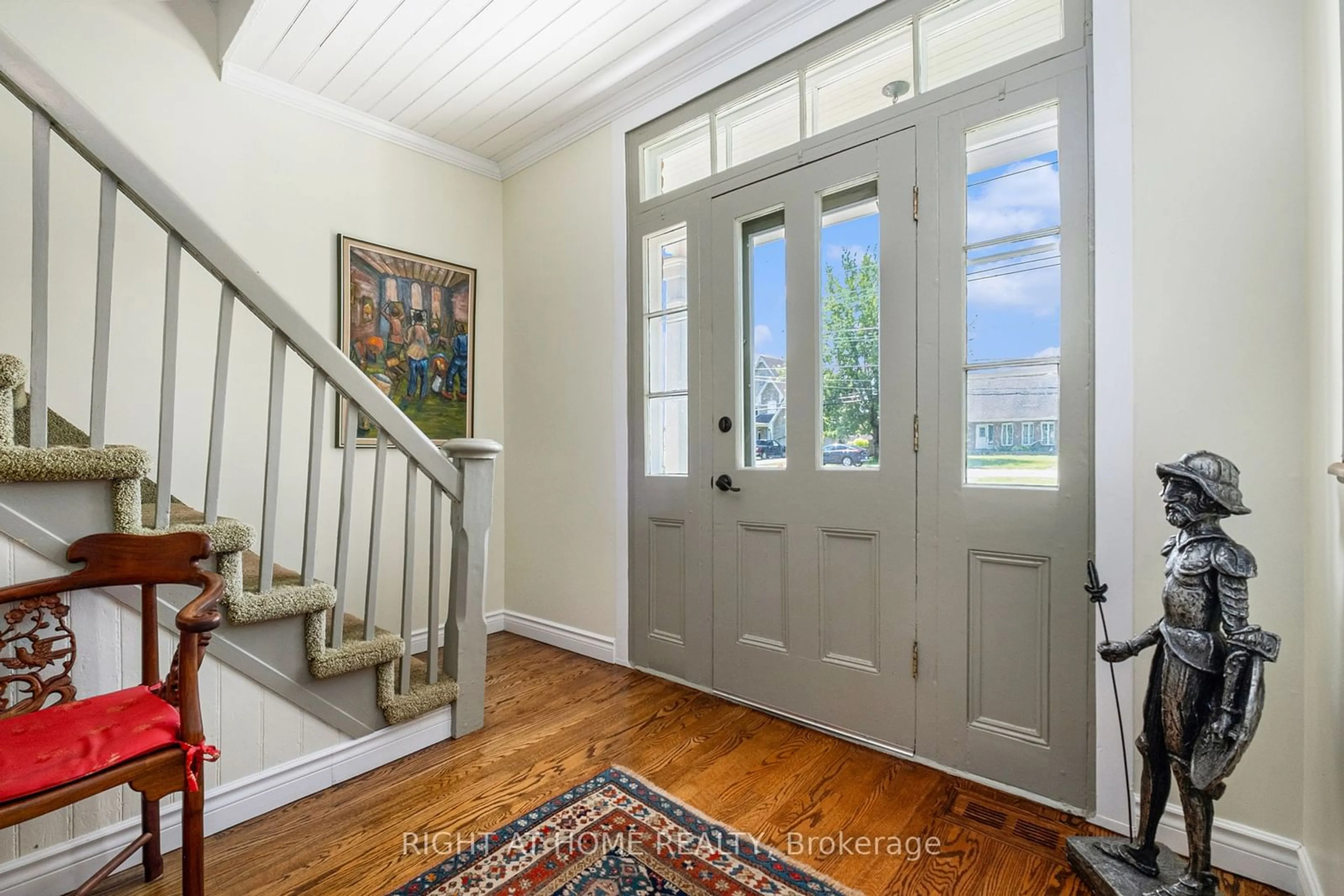 Indoor entryway for 3031 Rue Principale St, Alfred and Plantagenet Ontario K0A 3K0