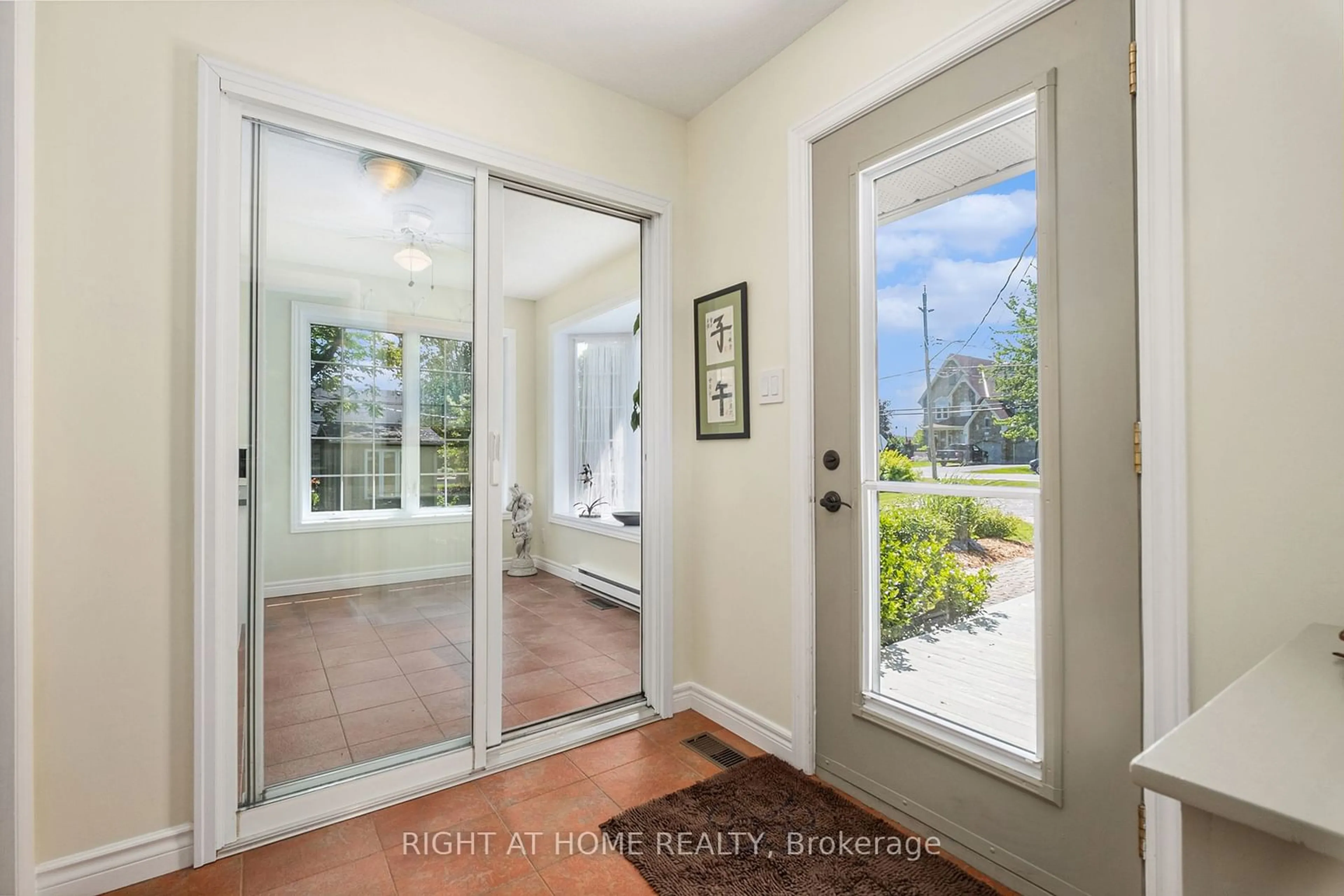 Indoor entryway for 3031 Rue Principale St, Alfred and Plantagenet Ontario K0A 3K0