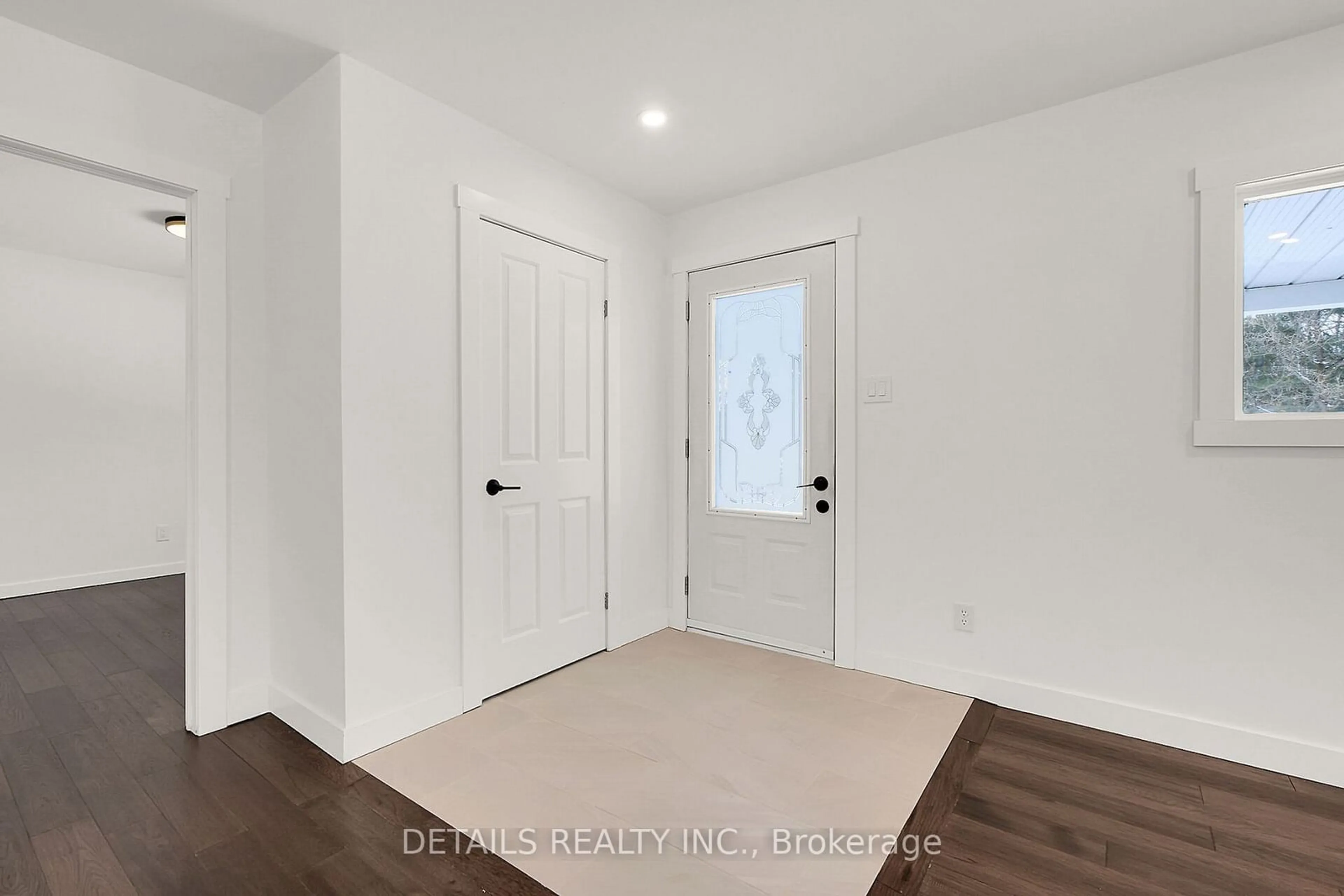 Indoor entryway for 864 County Rd 19 Rd, Alfred and Plantagenet Ontario K0B 1C0