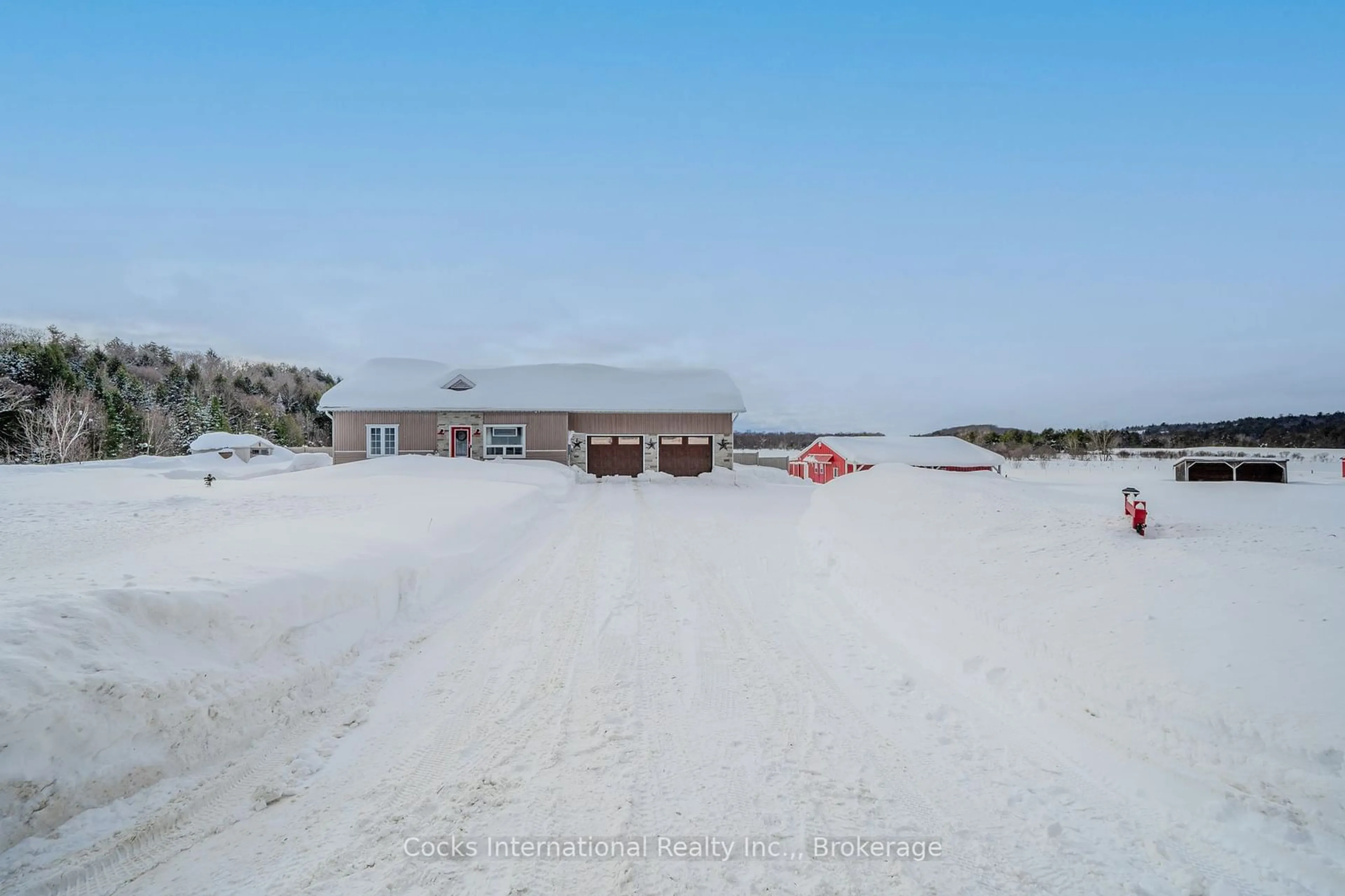 A pic from outside/outdoor area/front of a property/back of a property/a pic from drone, building for 1020 Stephens Bay Rd, Bracebridge Ontario P1L 1X2