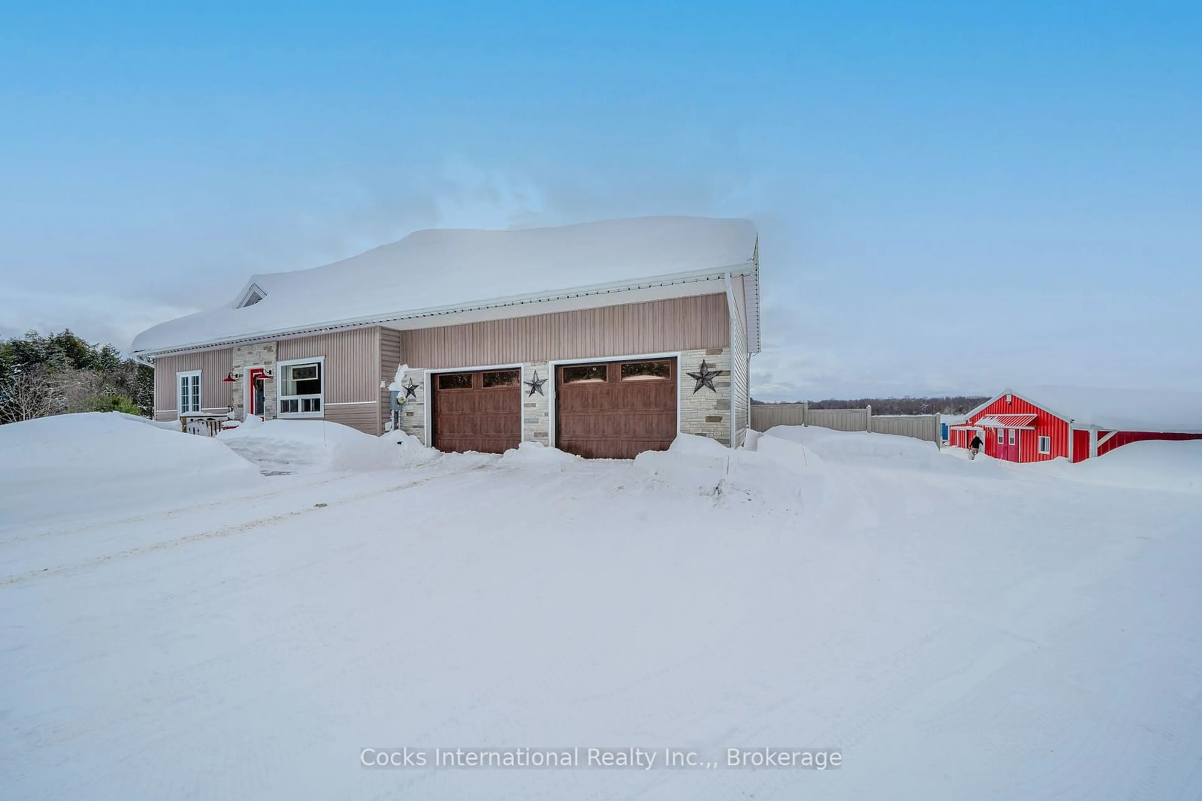 Indoor garage for 1020 Stephens Bay Rd, Bracebridge Ontario P1L 1X2