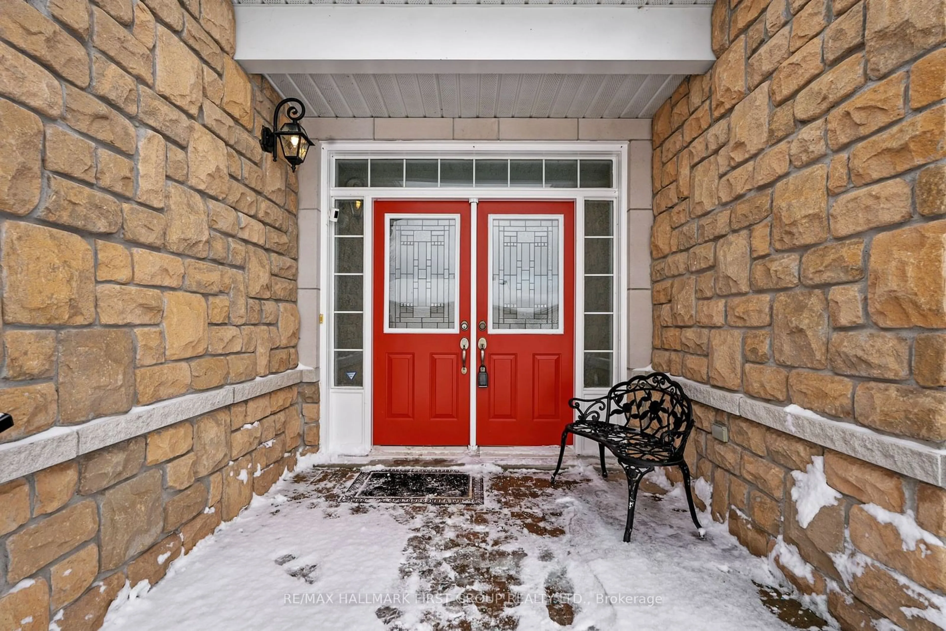 Indoor entryway for 44 Jarvis Dr, Port Hope Ontario L1A 4J8