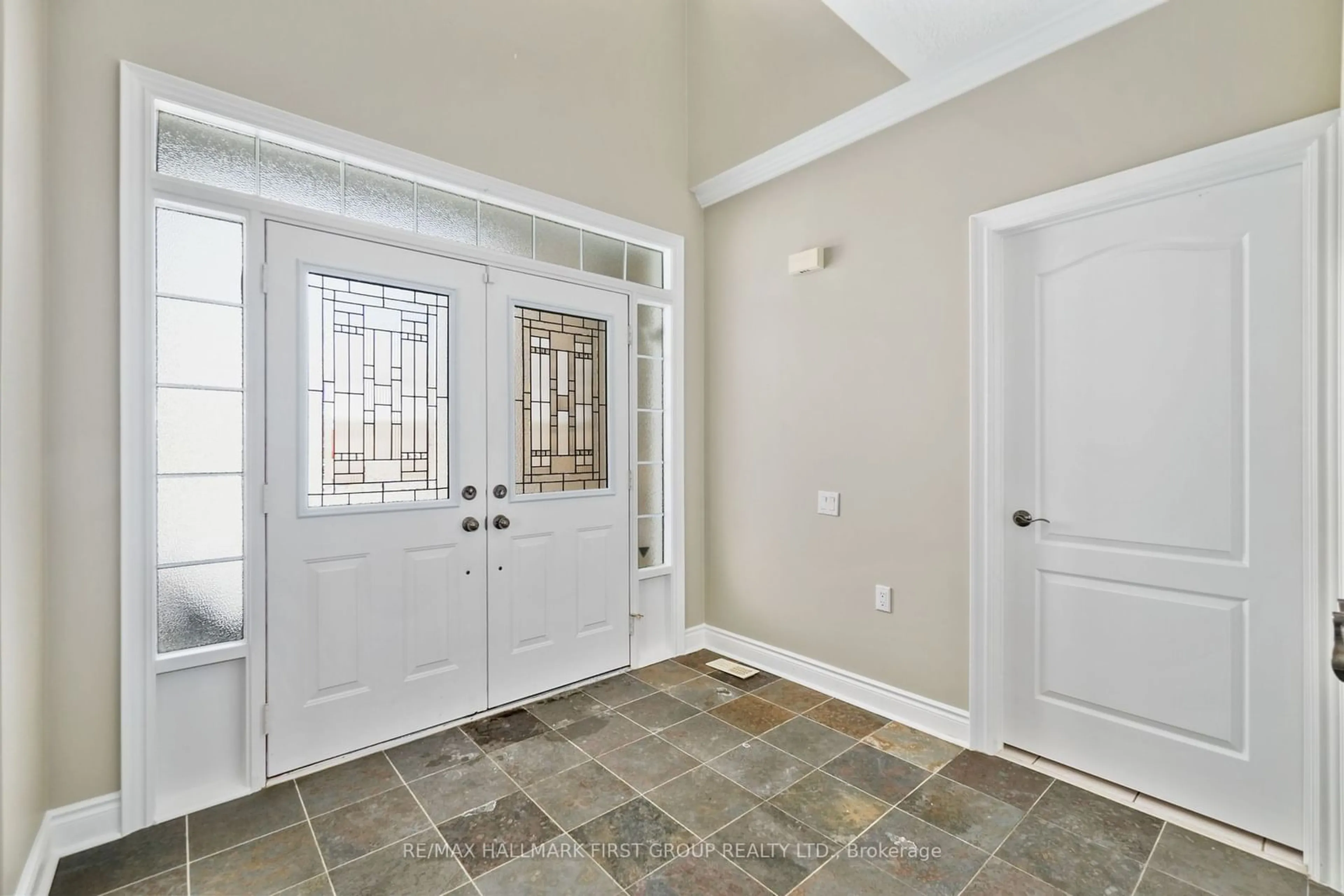 Indoor entryway for 44 Jarvis Dr, Port Hope Ontario L1A 4J8