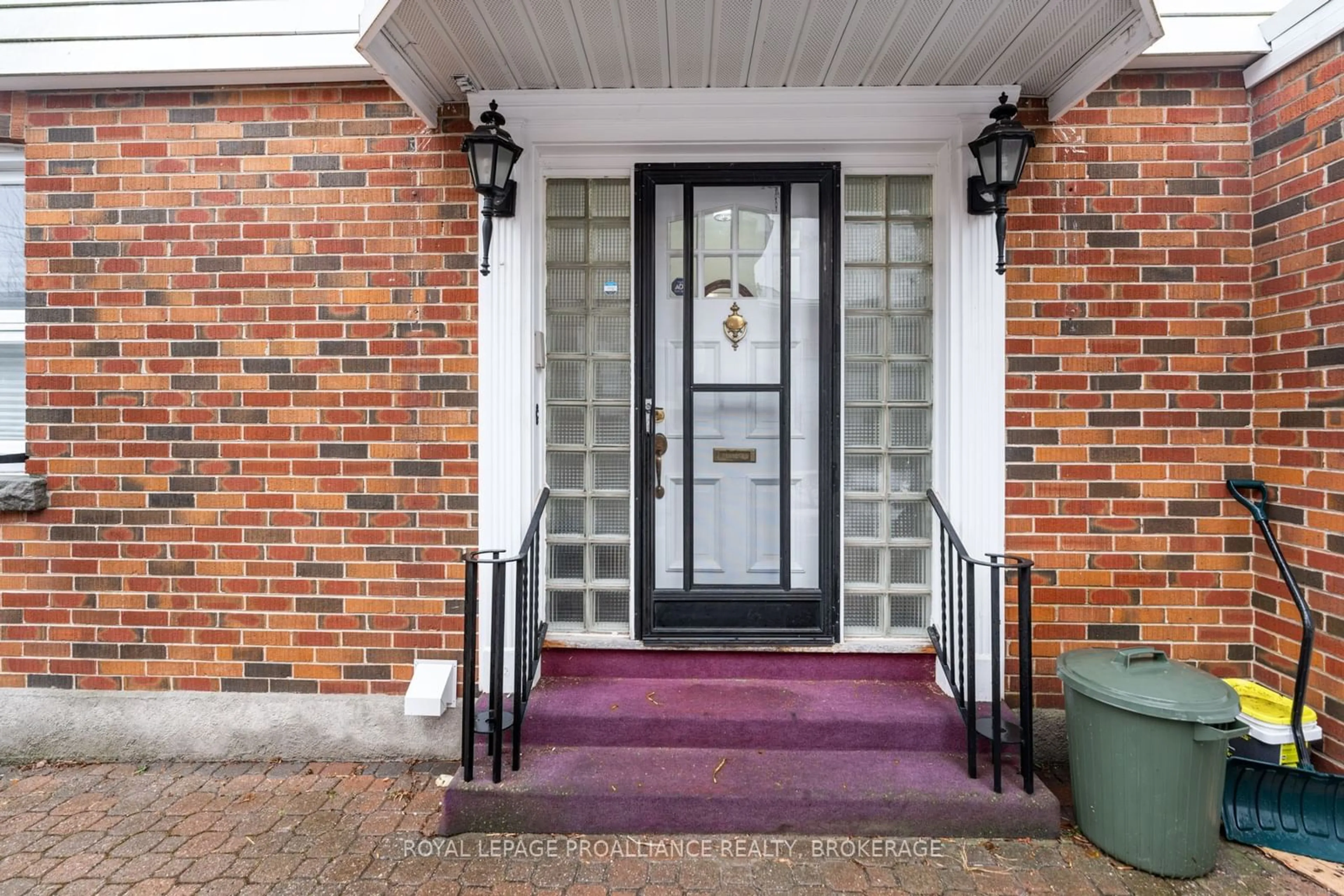 Indoor entryway for 520 College St, Kingston Ontario K7L 4M9