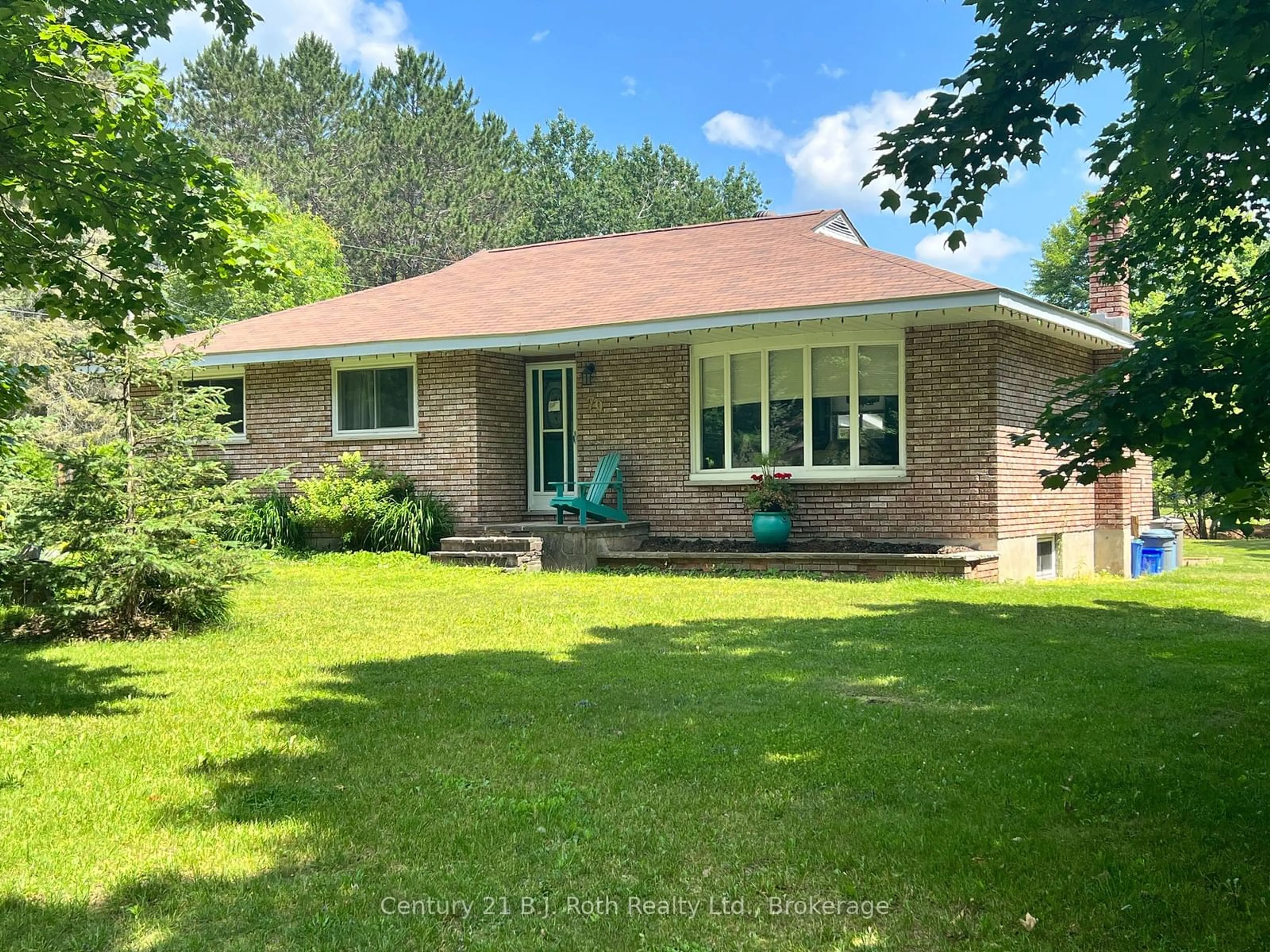 A pic from outside/outdoor area/front of a property/back of a property/a pic from drone, unknown for 79 Albert St, Sundridge Ontario P0A 1Z0