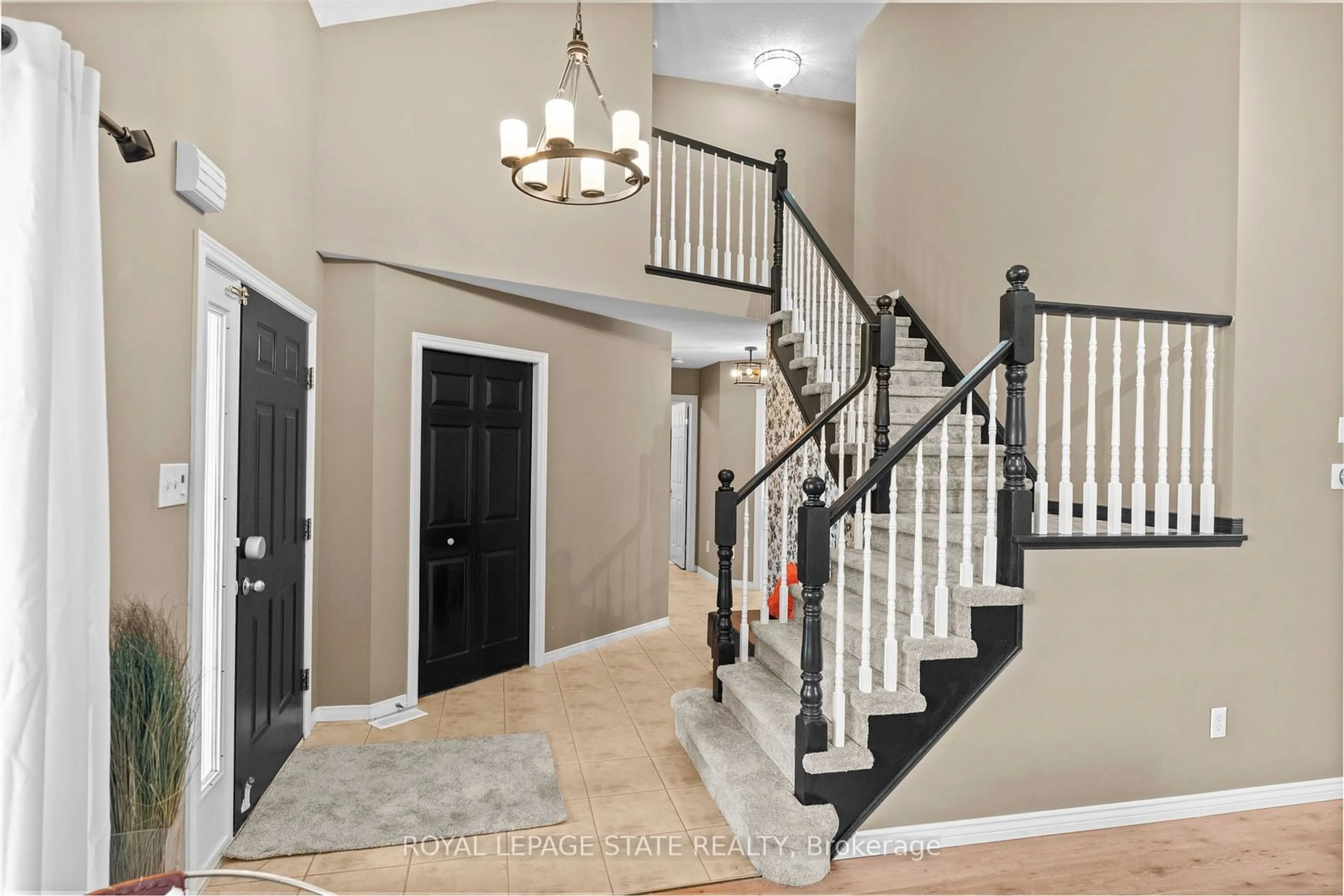 Indoor entryway for 45 Tartan Dr, Haldimand Ontario N3W 2N3