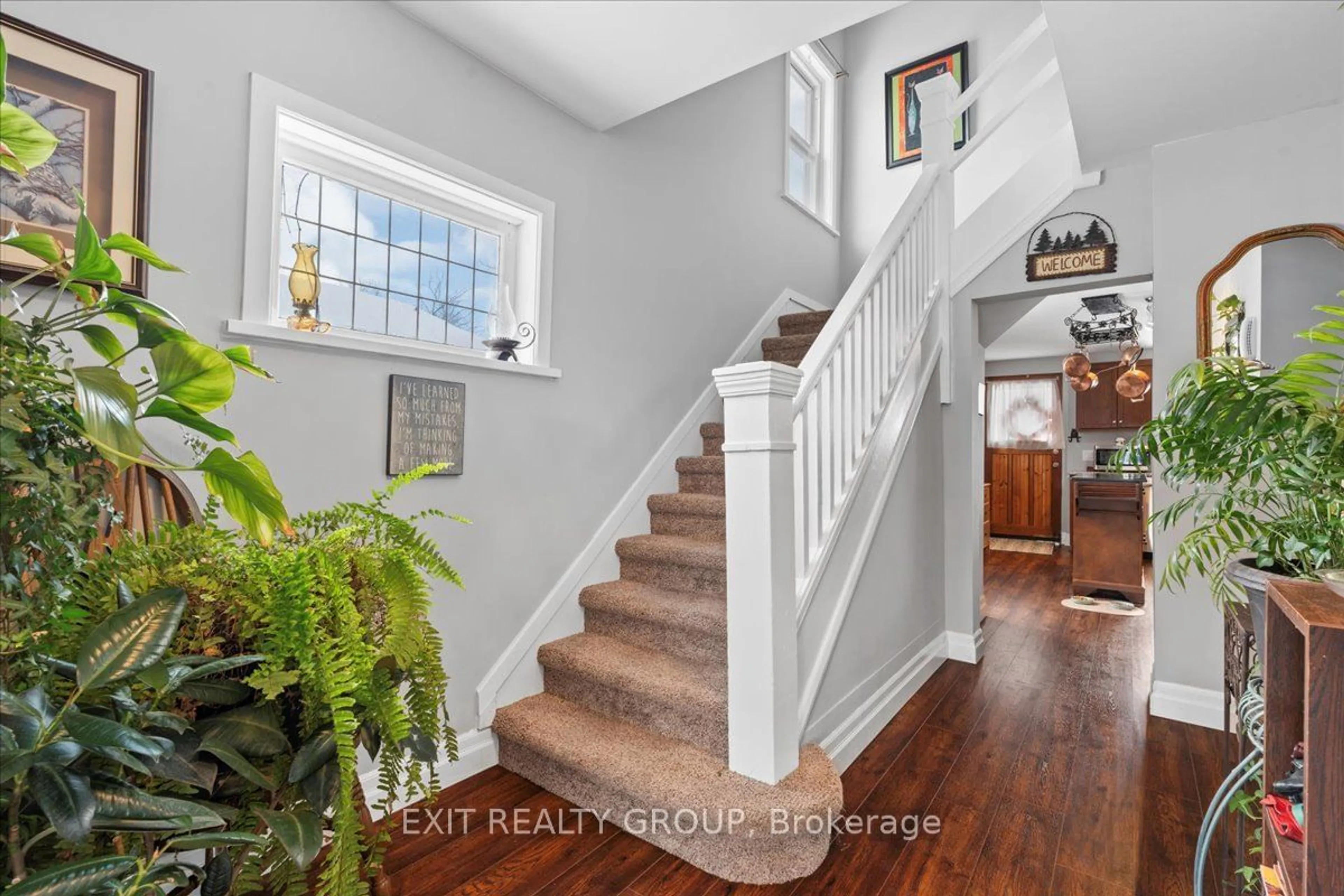 Indoor entryway for 25 McCann St, Quinte West Ontario K8V 1W2