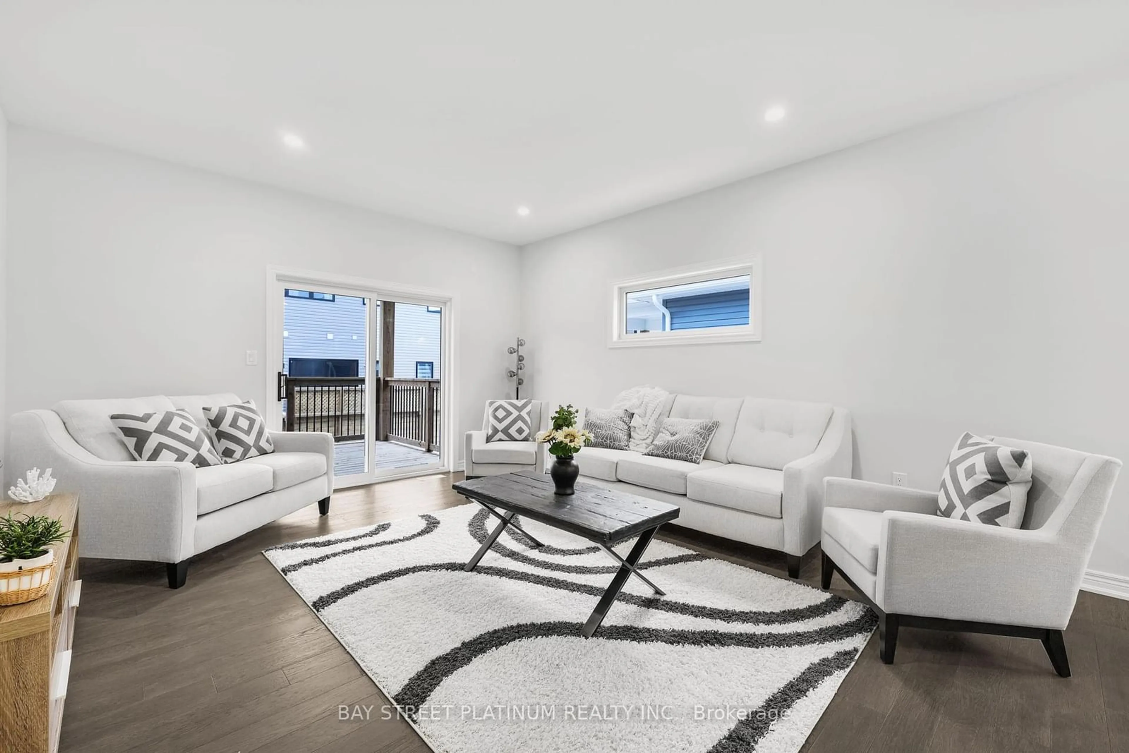 Living room with furniture, unknown for 53 MONTROSE Tr, Welland Ontario L3C 0K5