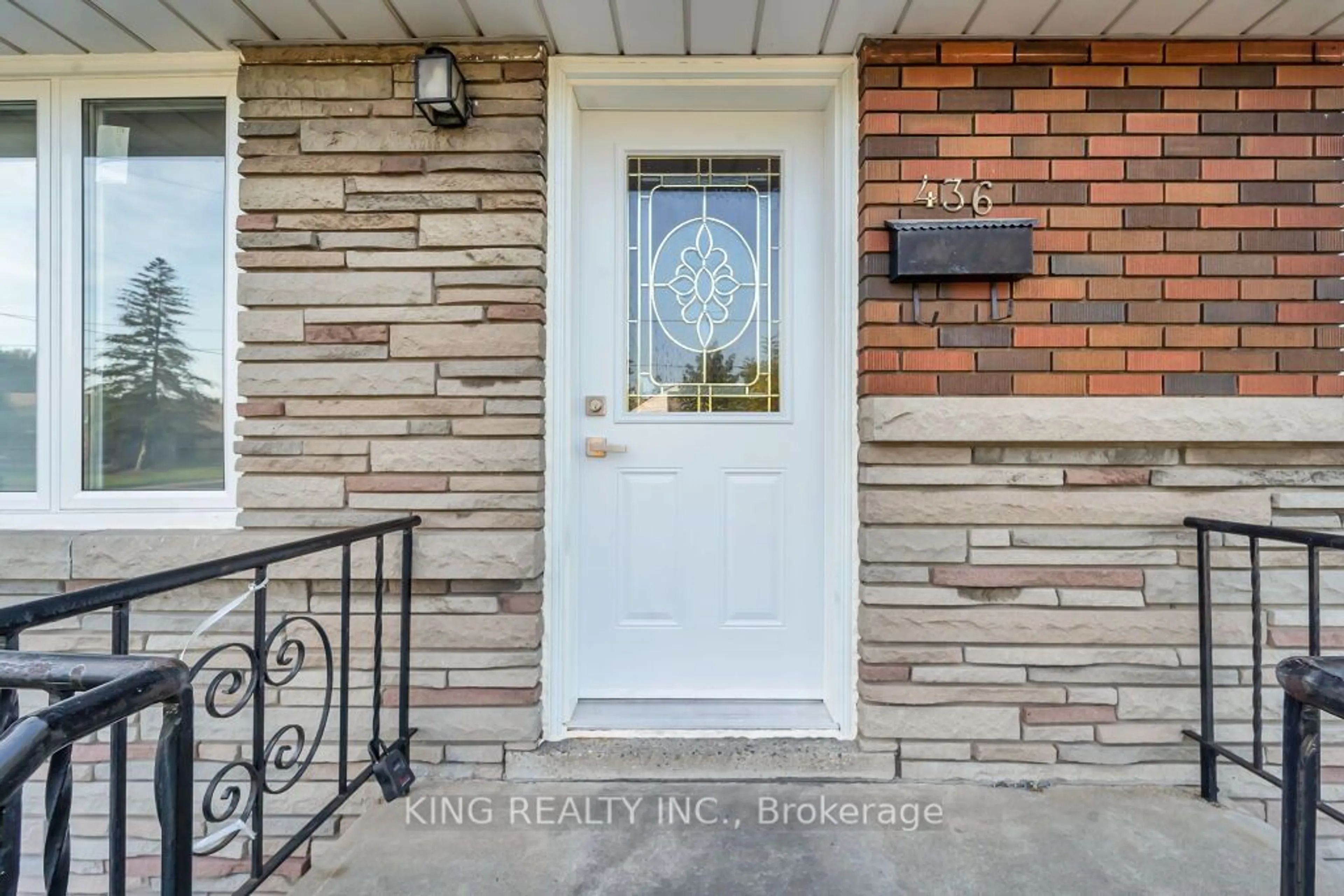 Indoor entryway for 436 East 14th St, Hamilton Ontario L9A 4C5