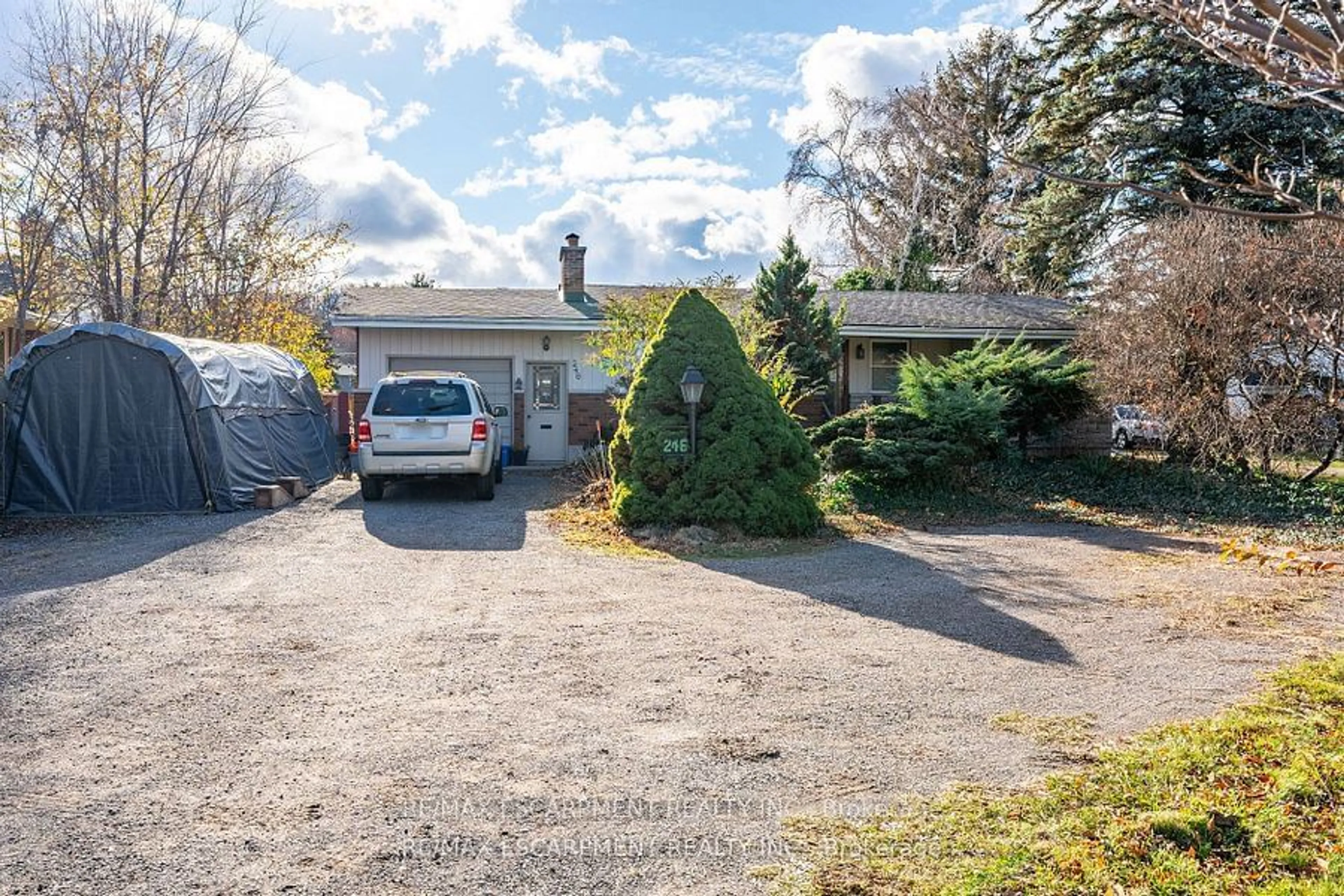 A pic from outside/outdoor area/front of a property/back of a property/a pic from drone, street for 246 MAIN St, Grimsby Ontario L3M 1P6