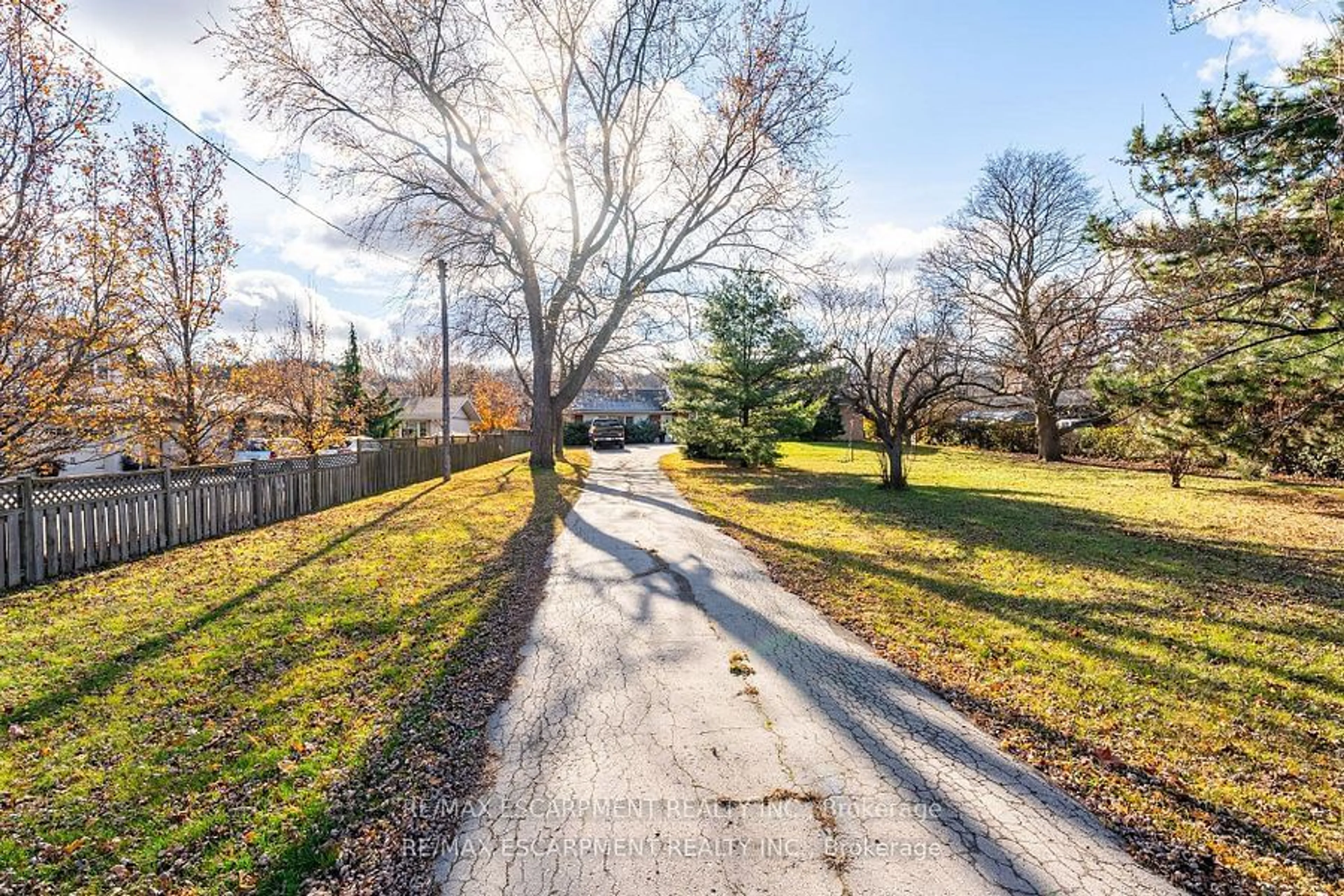 A pic from outside/outdoor area/front of a property/back of a property/a pic from drone, street for 248 Main St, Grimsby Ontario L3M 5P8