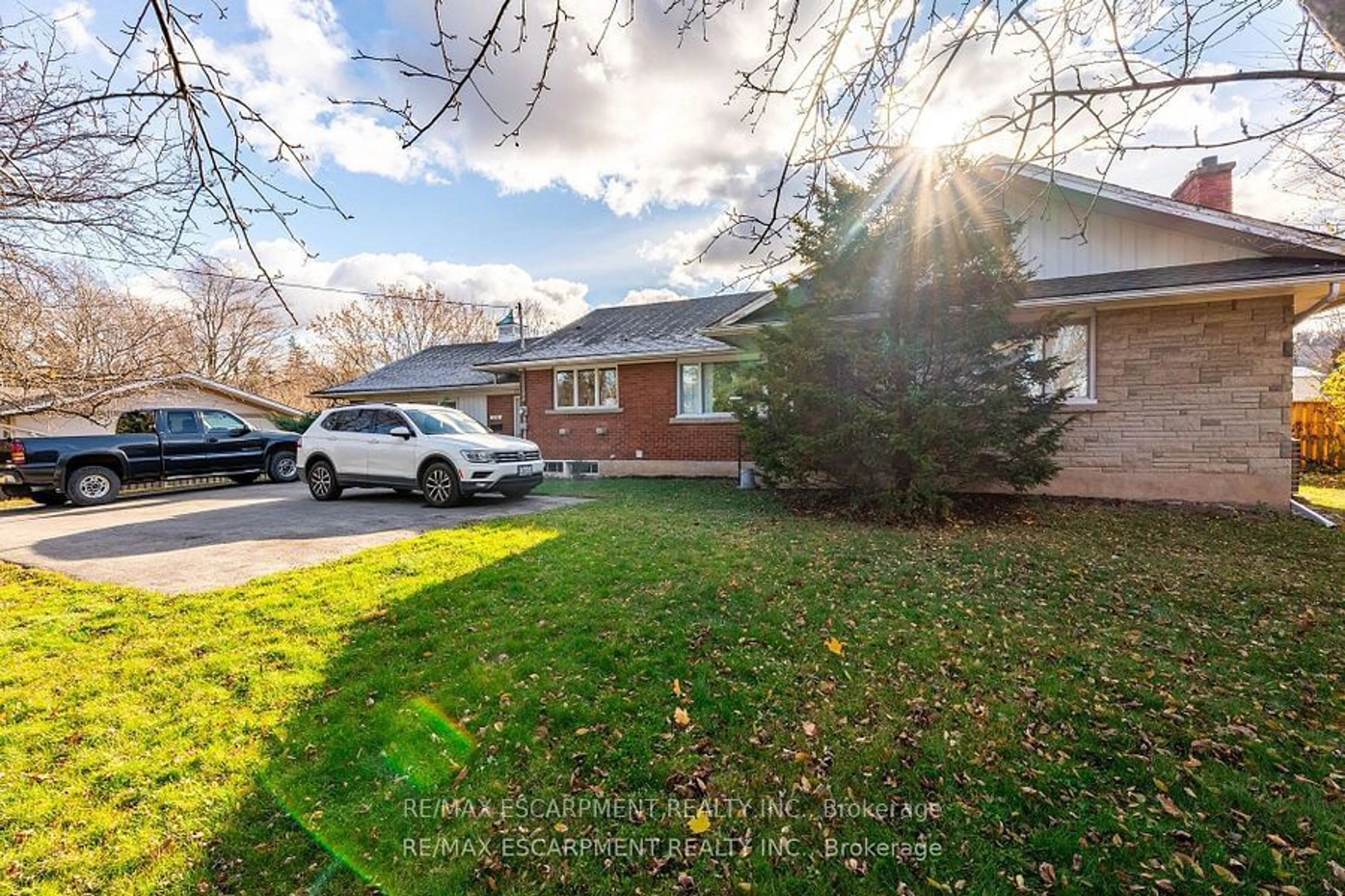 A pic from outside/outdoor area/front of a property/back of a property/a pic from drone, street for 248 Main St, Grimsby Ontario L3M 5P8